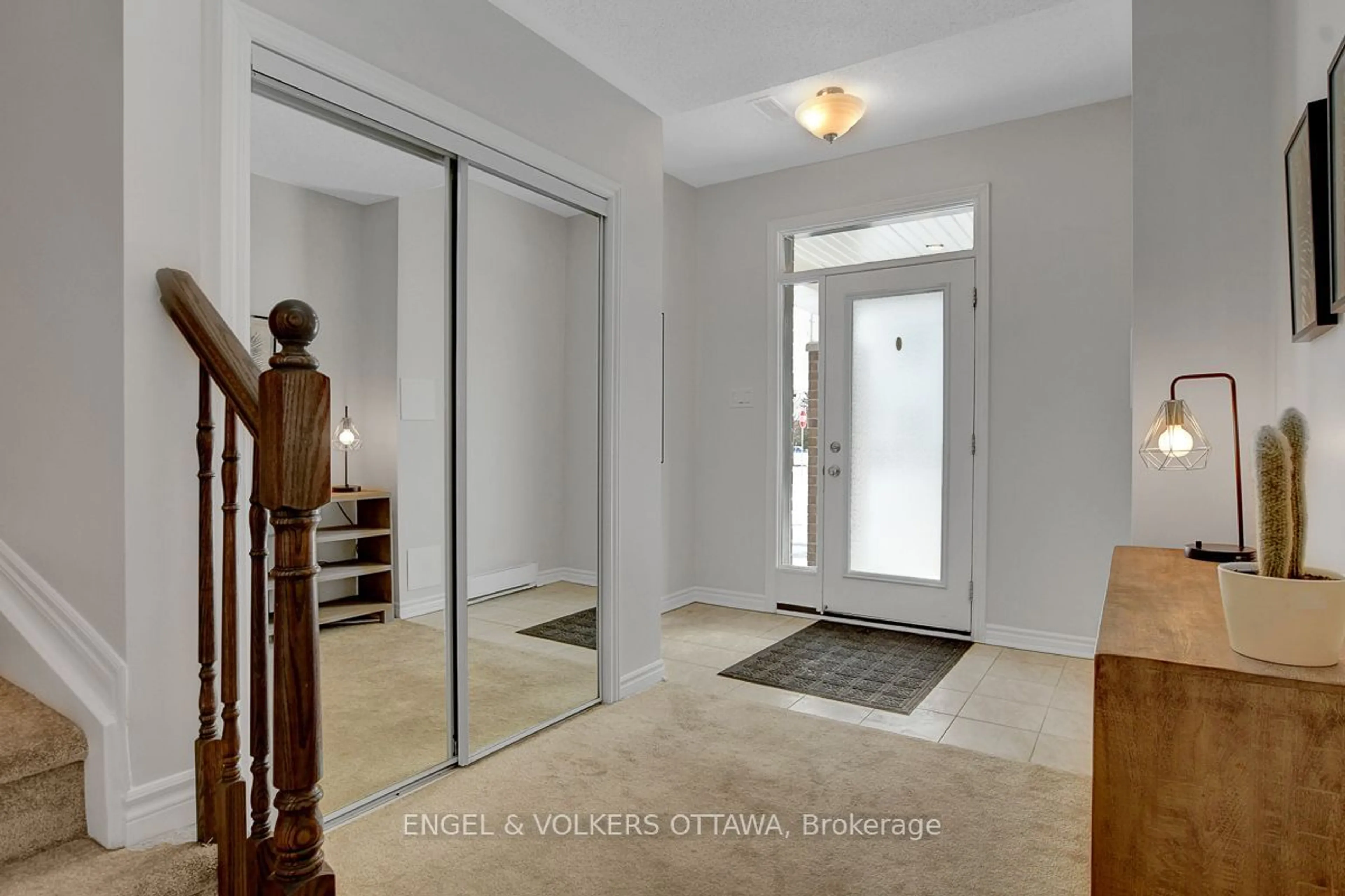 Indoor entryway for 13 Caspian Row, Kanata Ontario K2V 0R7