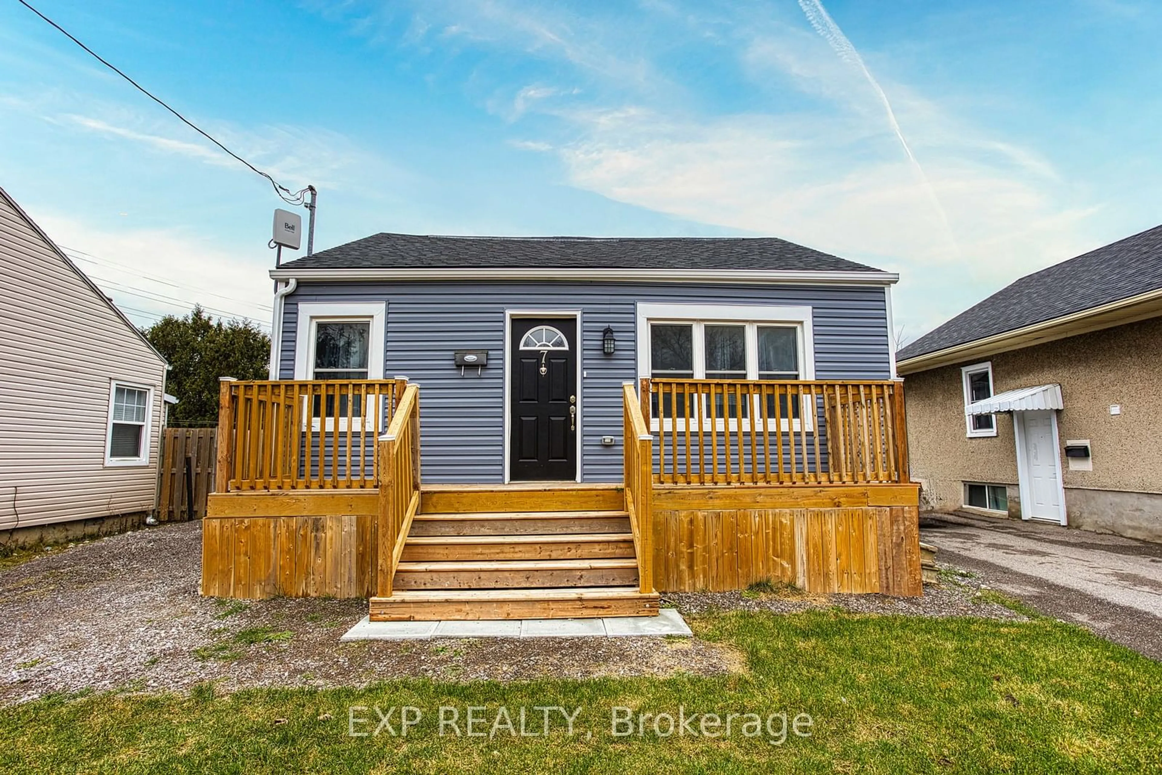 Home with vinyl exterior material, street for 7 Sherbourne St, St. Catharines Ontario L2M 5P8