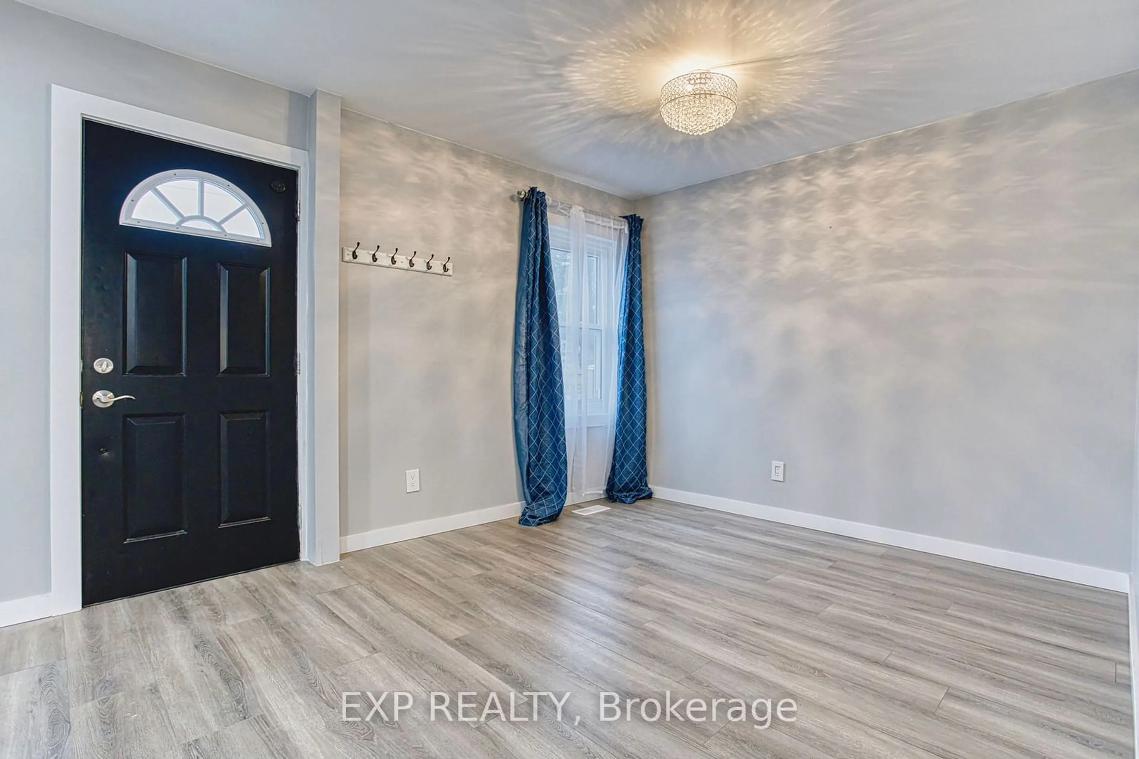 Indoor entryway for 7 Sherbourne St, St. Catharines Ontario L2M 5P8