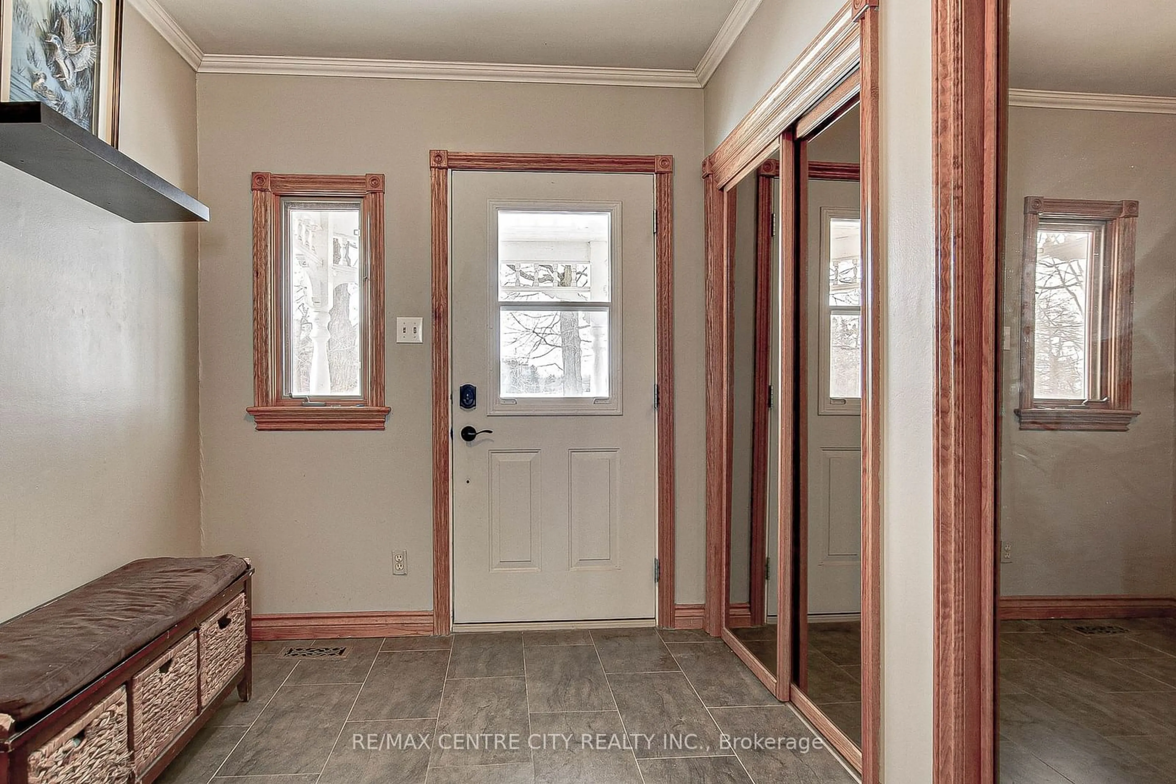 Indoor entryway for 45622 BARNUMS GULLY Line, Central Elgin Ontario N0L 2H0