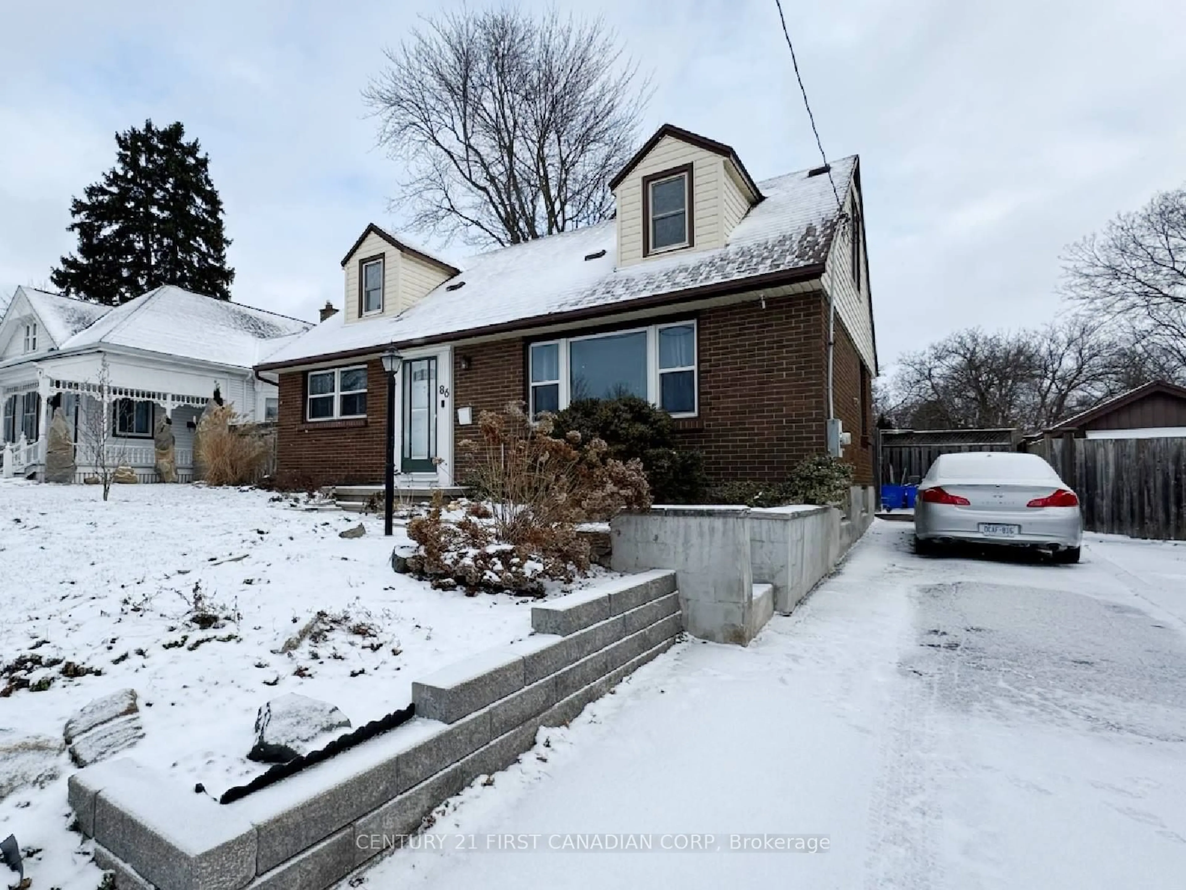 A pic from outside/outdoor area/front of a property/back of a property/a pic from drone, street for 86 Egerton St, London Ontario N5Z 2E9