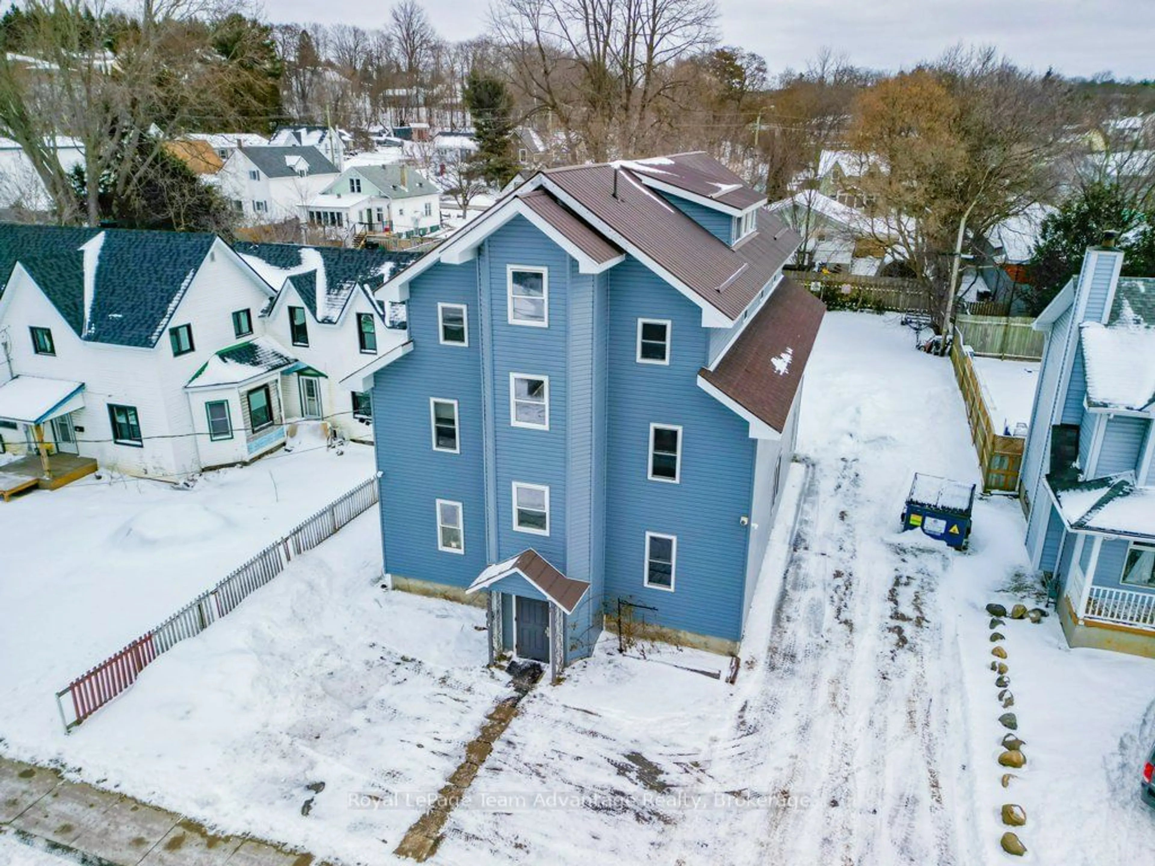 A pic from outside/outdoor area/front of a property/back of a property/a pic from drone, building for 21 River St, Parry Sound Ontario P2A 2T7