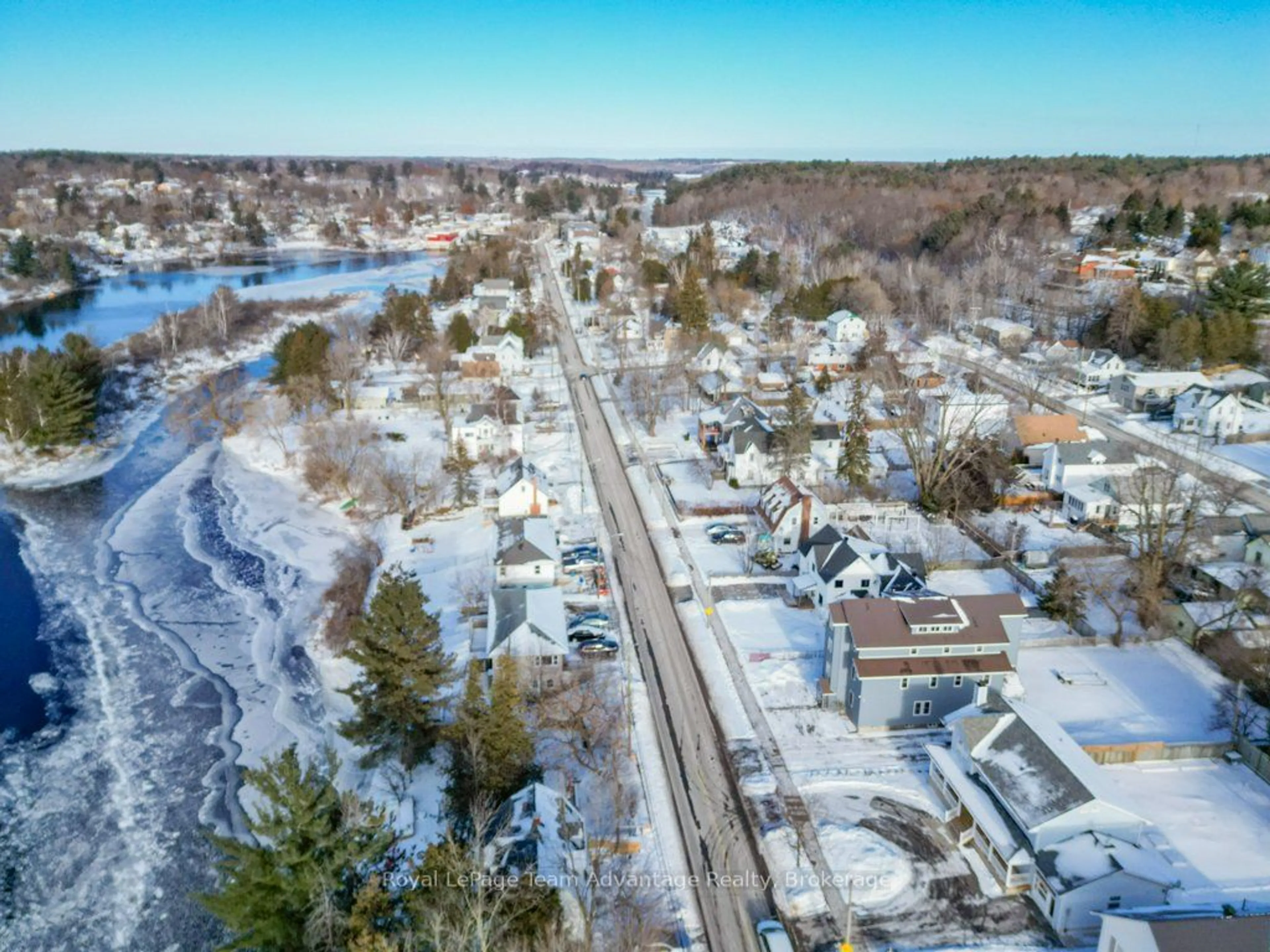 A pic from outside/outdoor area/front of a property/back of a property/a pic from drone, street for 21 River St, Parry Sound Ontario P2A 2T7