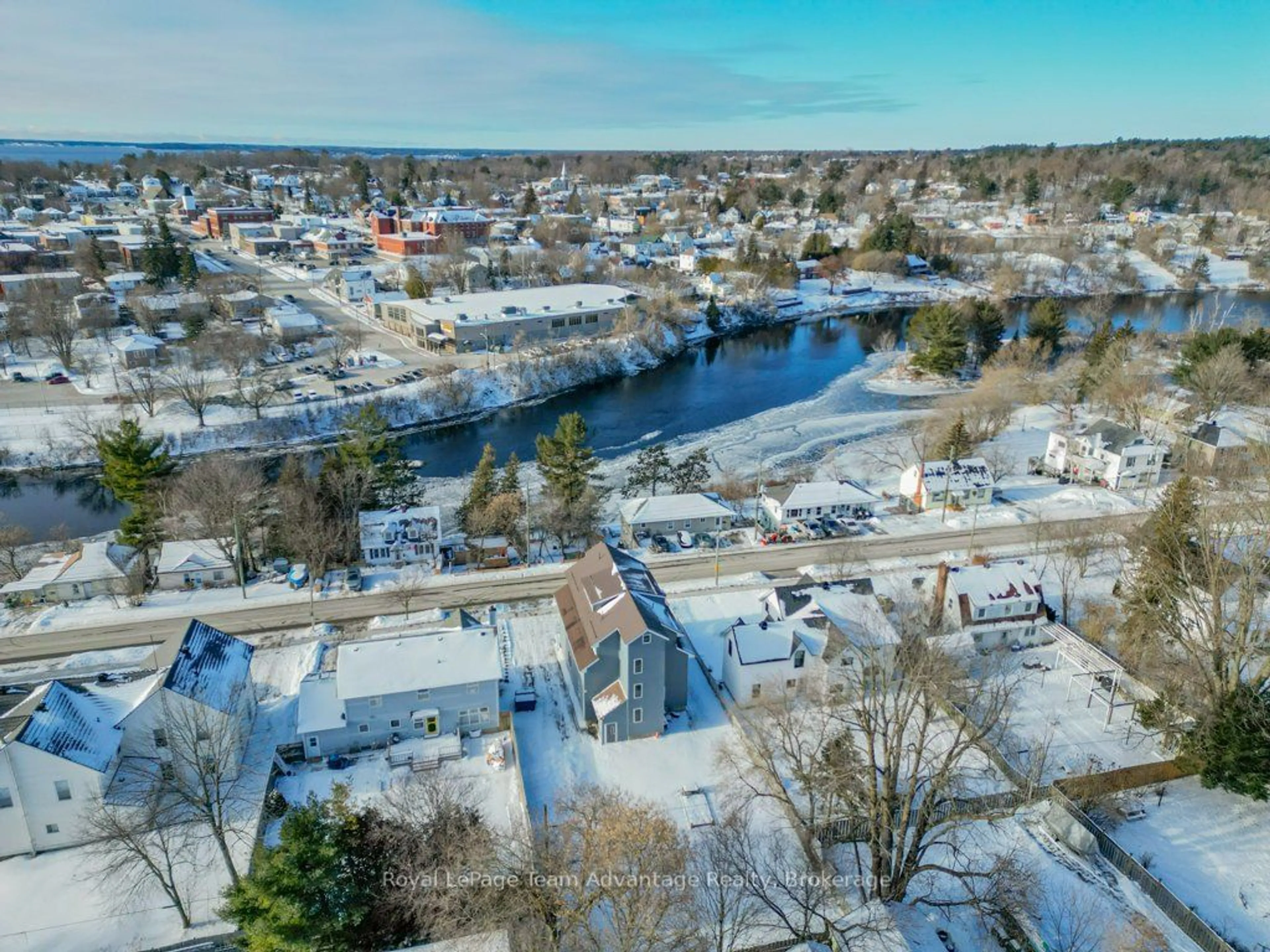 A pic from outside/outdoor area/front of a property/back of a property/a pic from drone, street for 21 River St, Parry Sound Ontario P2A 2T7