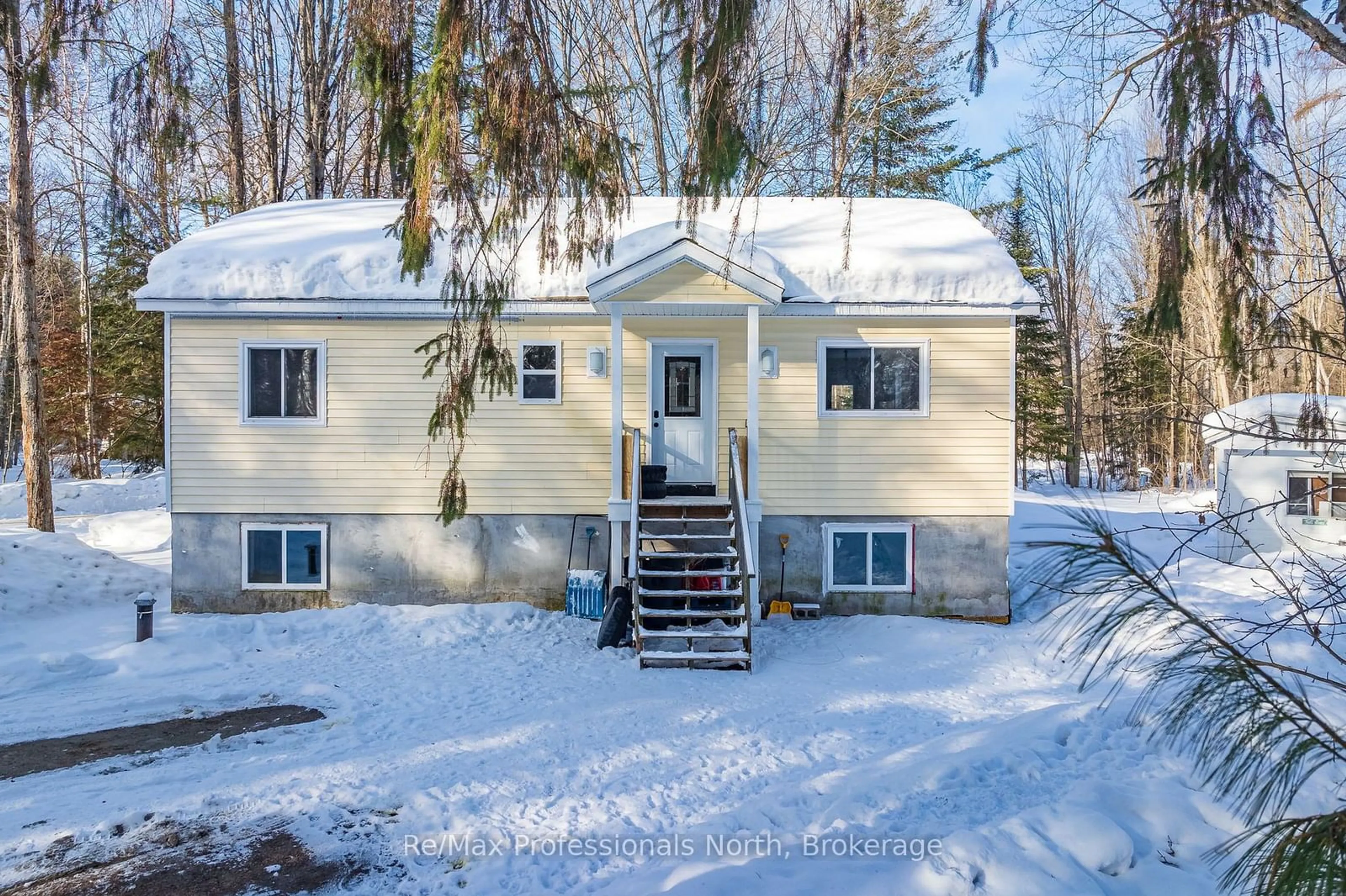 A pic from outside/outdoor area/front of a property/back of a property/a pic from drone, street for 1011 Fitchett Lane, Gravenhurst Ontario P1P 1R3