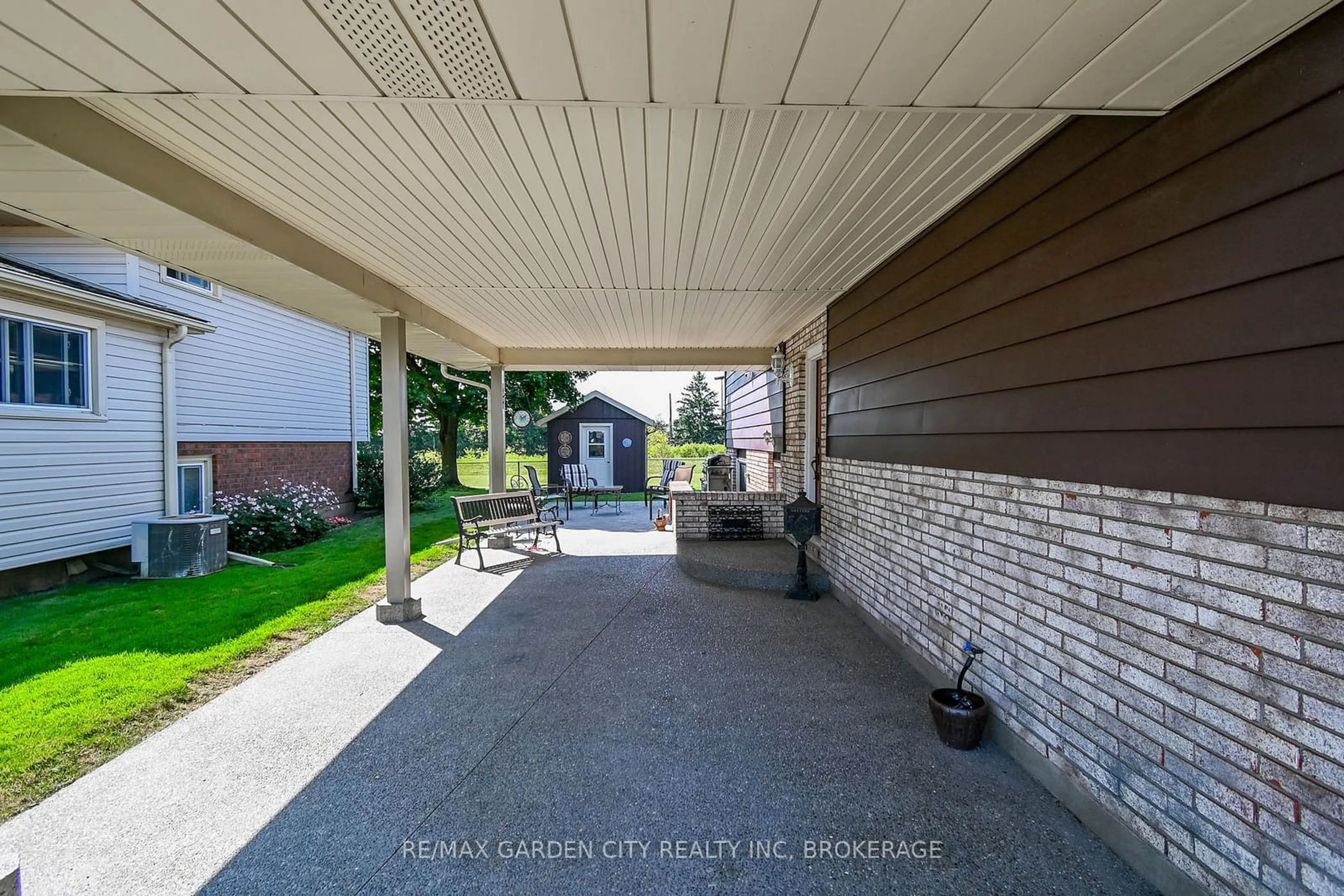 Patio, street for 48 Robert St, Welland Ontario L3B 5T9