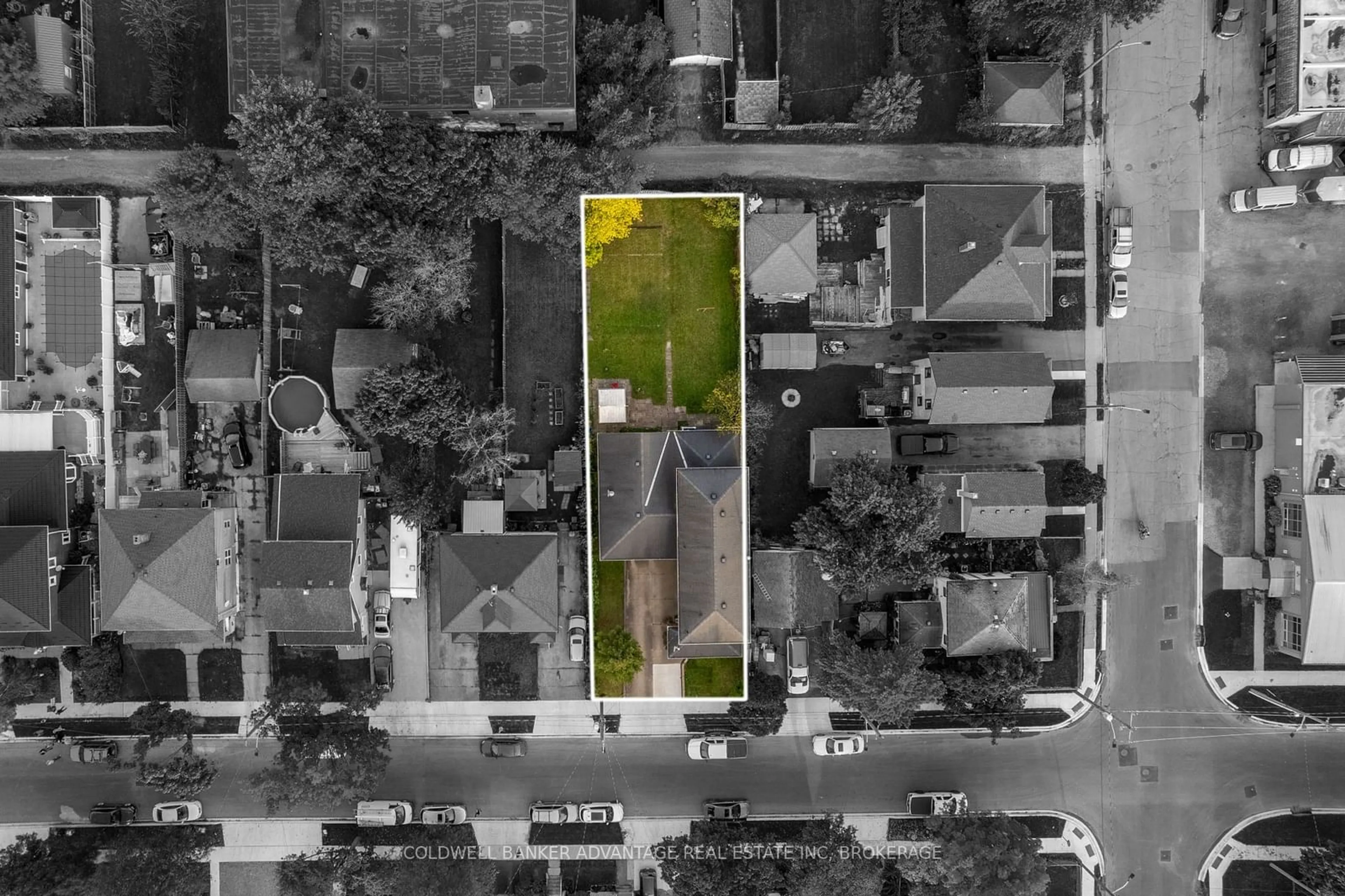 A pic from outside/outdoor area/front of a property/back of a property/a pic from drone, street for 110 Garner Ave, Welland Ontario L3B 2X9