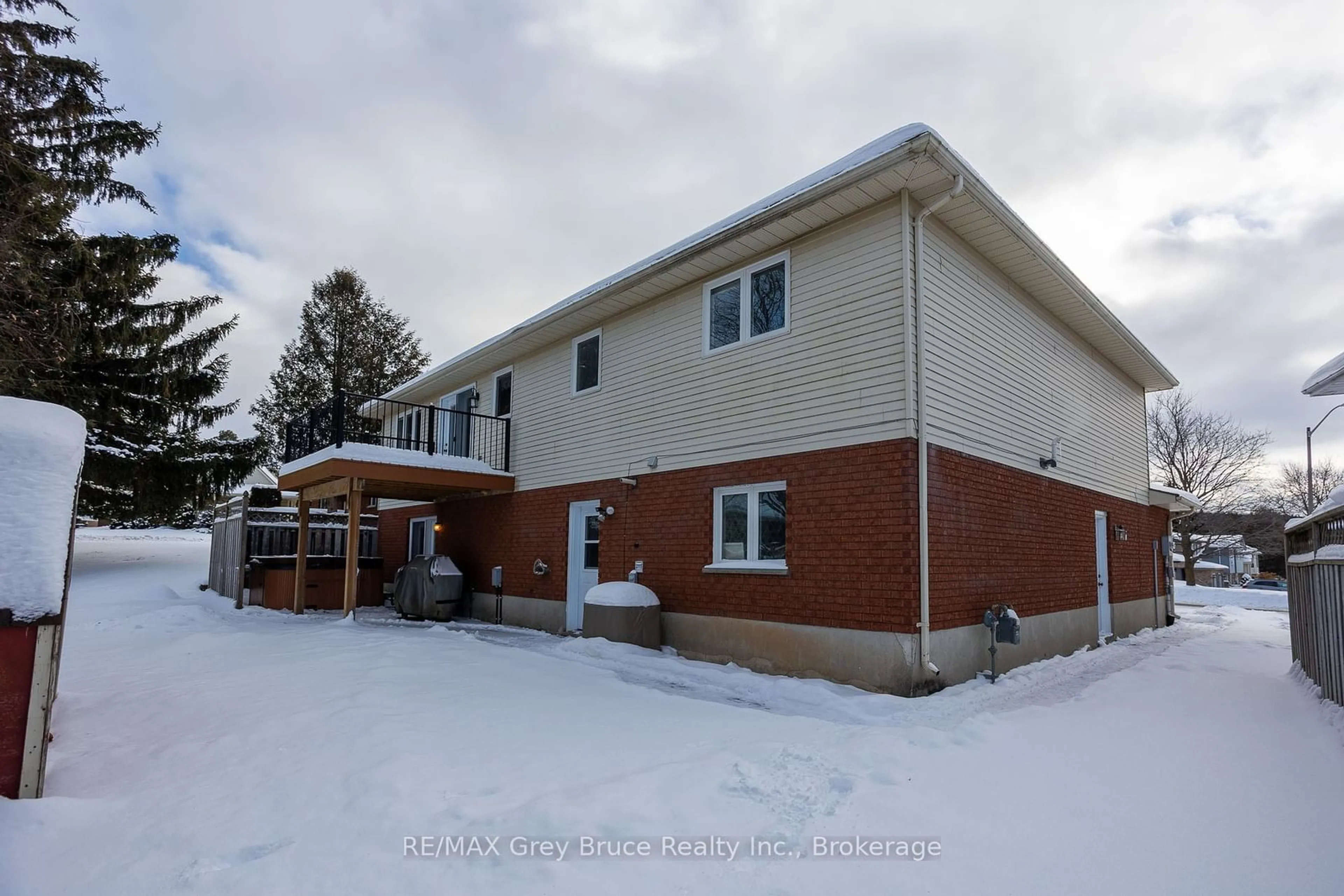 A pic from outside/outdoor area/front of a property/back of a property/a pic from drone, building for 492 8th Ave, Owen Sound Ontario N4K 6S8