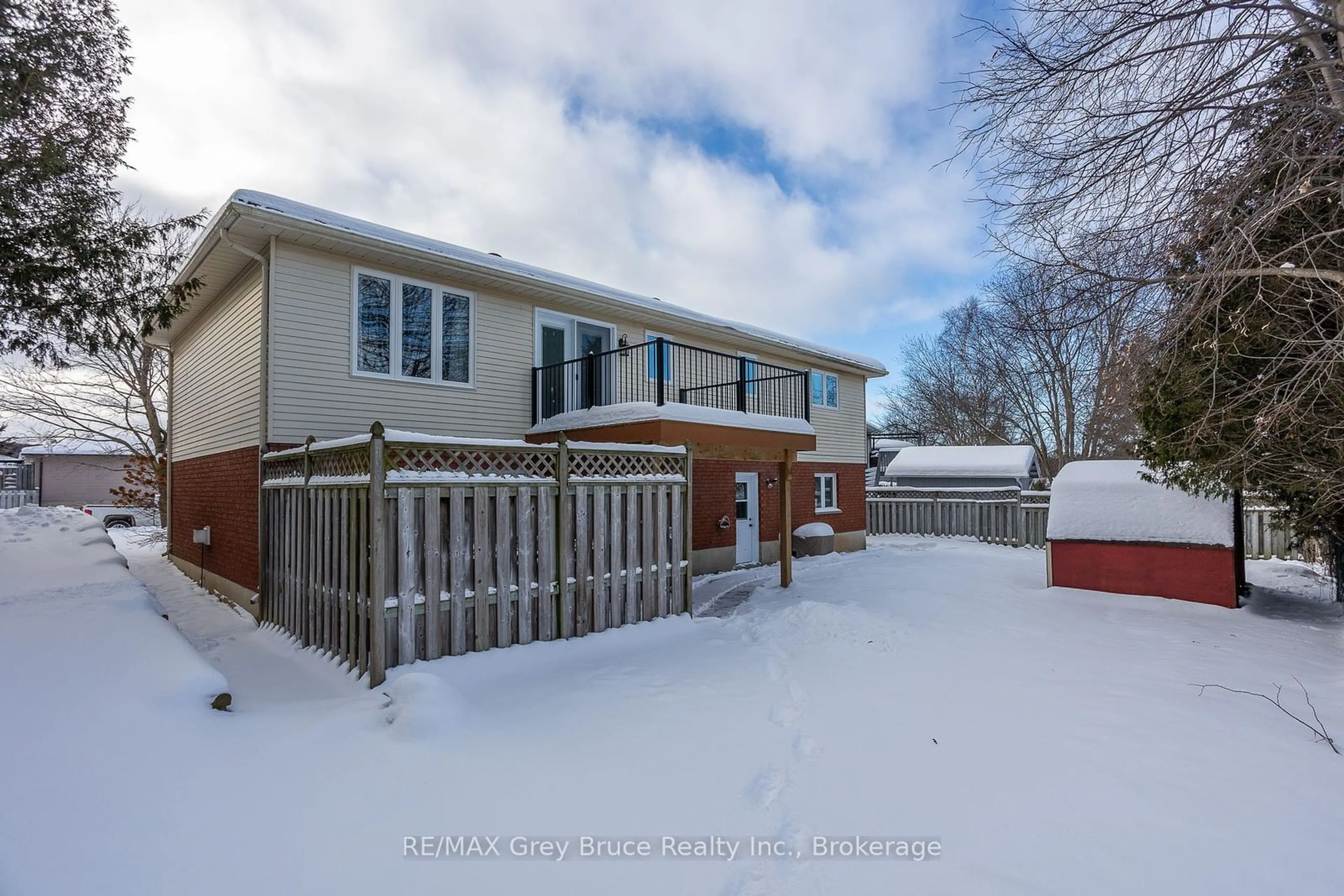 A pic from outside/outdoor area/front of a property/back of a property/a pic from drone, street for 492 8th Ave, Owen Sound Ontario N4K 6S8