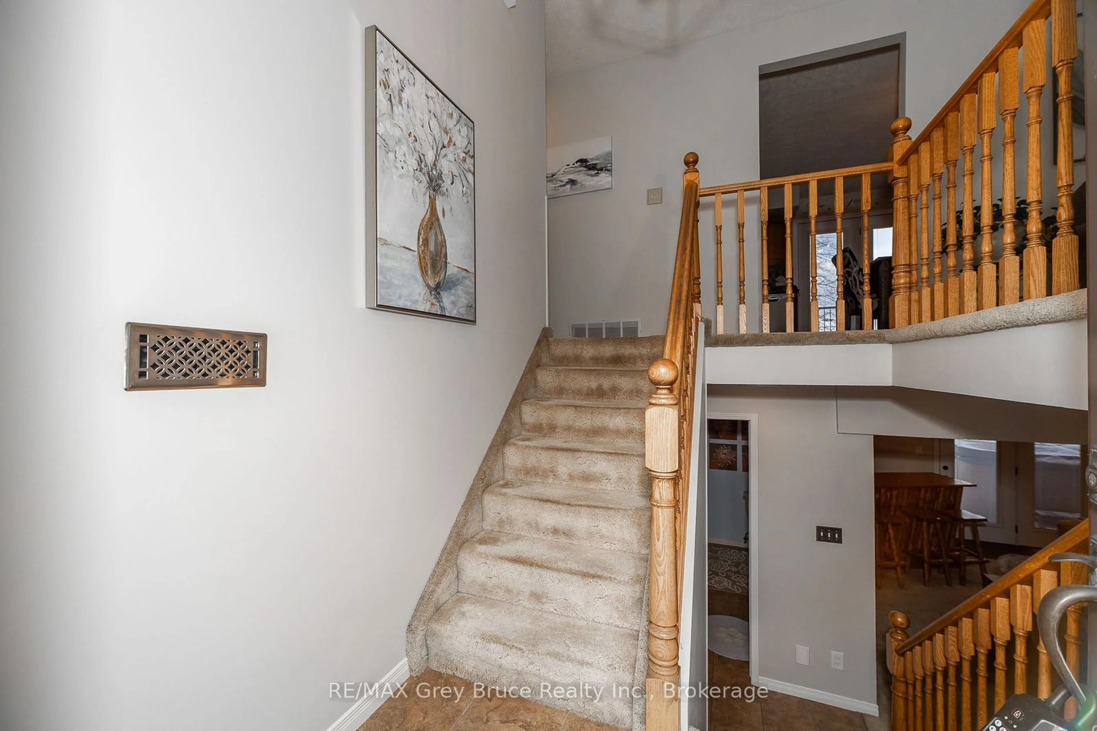 Indoor foyer for 492 8th Ave, Owen Sound Ontario N4K 6S8