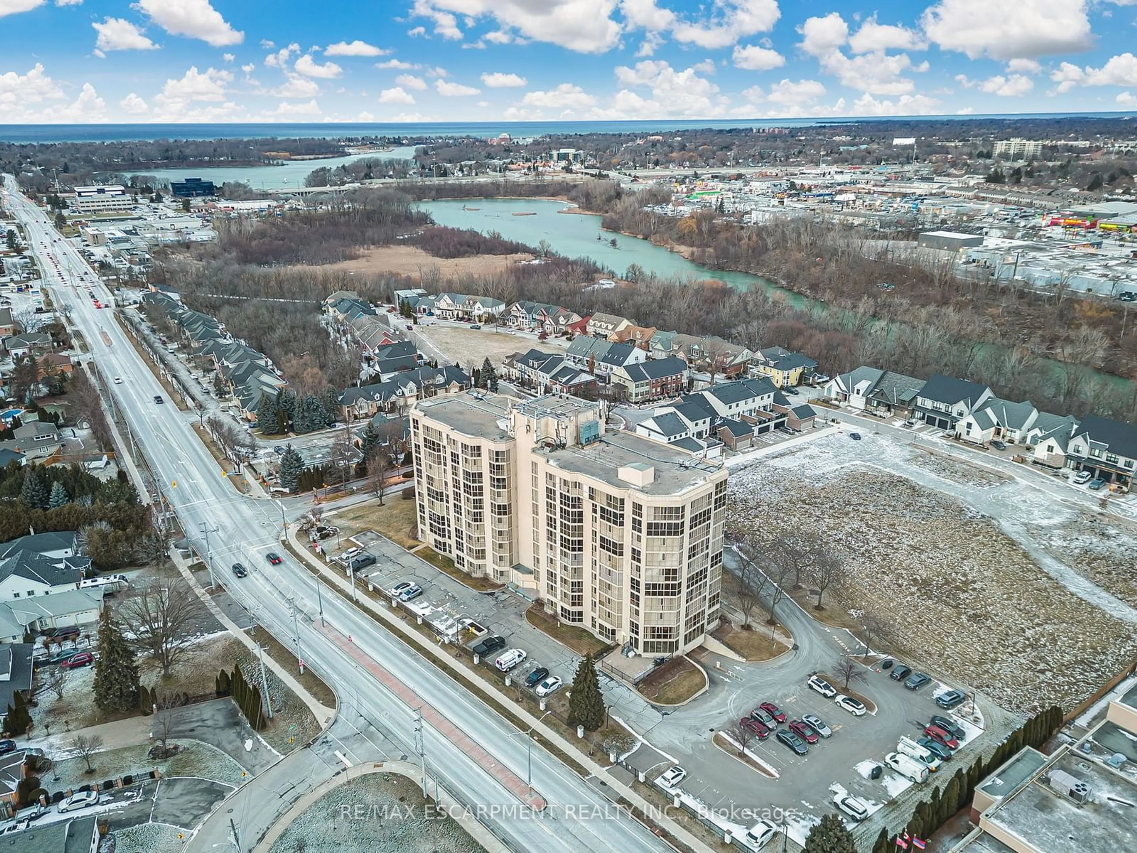 A pic from outside/outdoor area/front of a property/back of a property/a pic from drone, water/lake/river/ocean view for 162 Martindale Rd #405, St. Catharines Ontario L2S 3S4