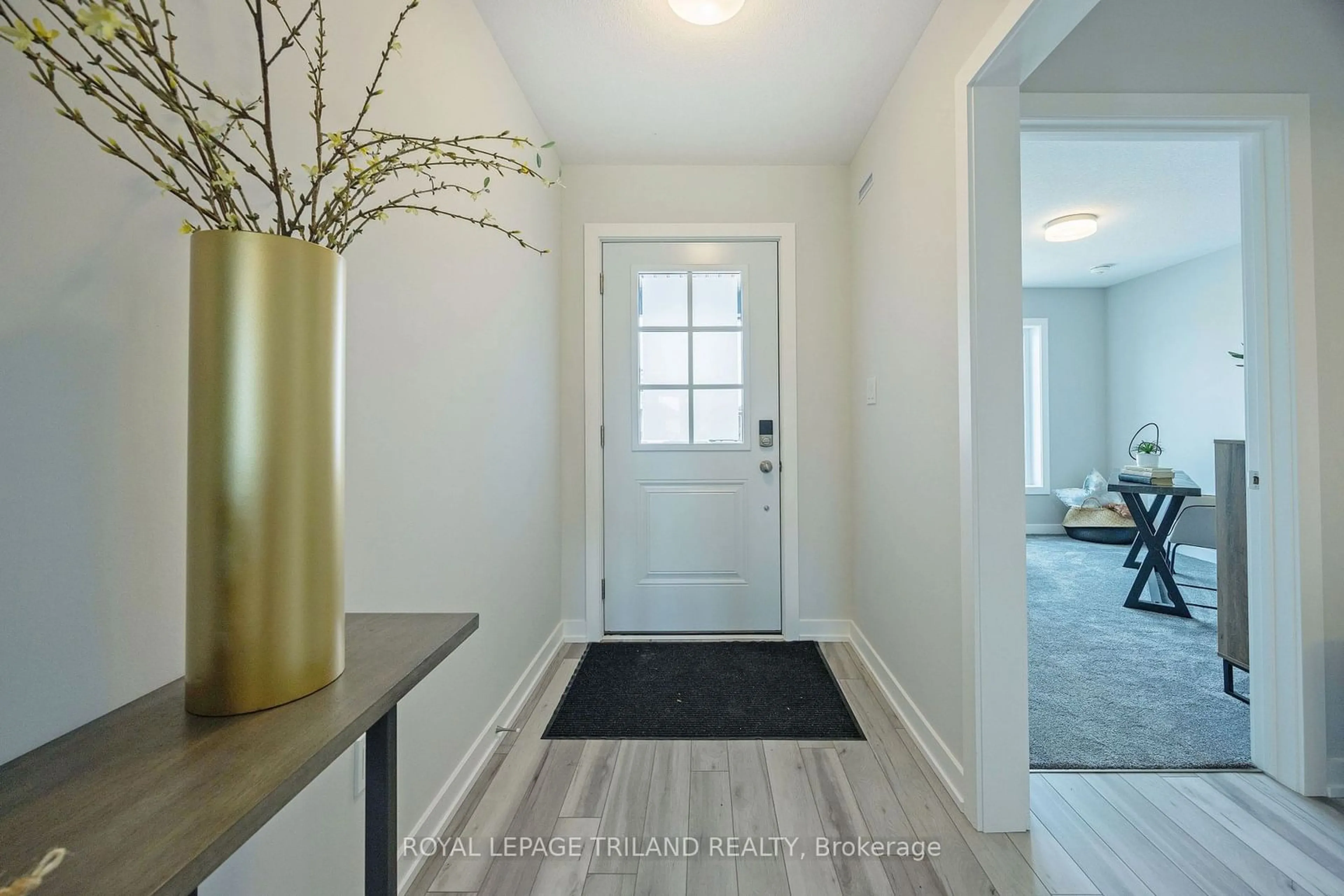 Indoor entryway for 36 SILVERLEAF Path, St. Thomas Ontario N5R 0N6