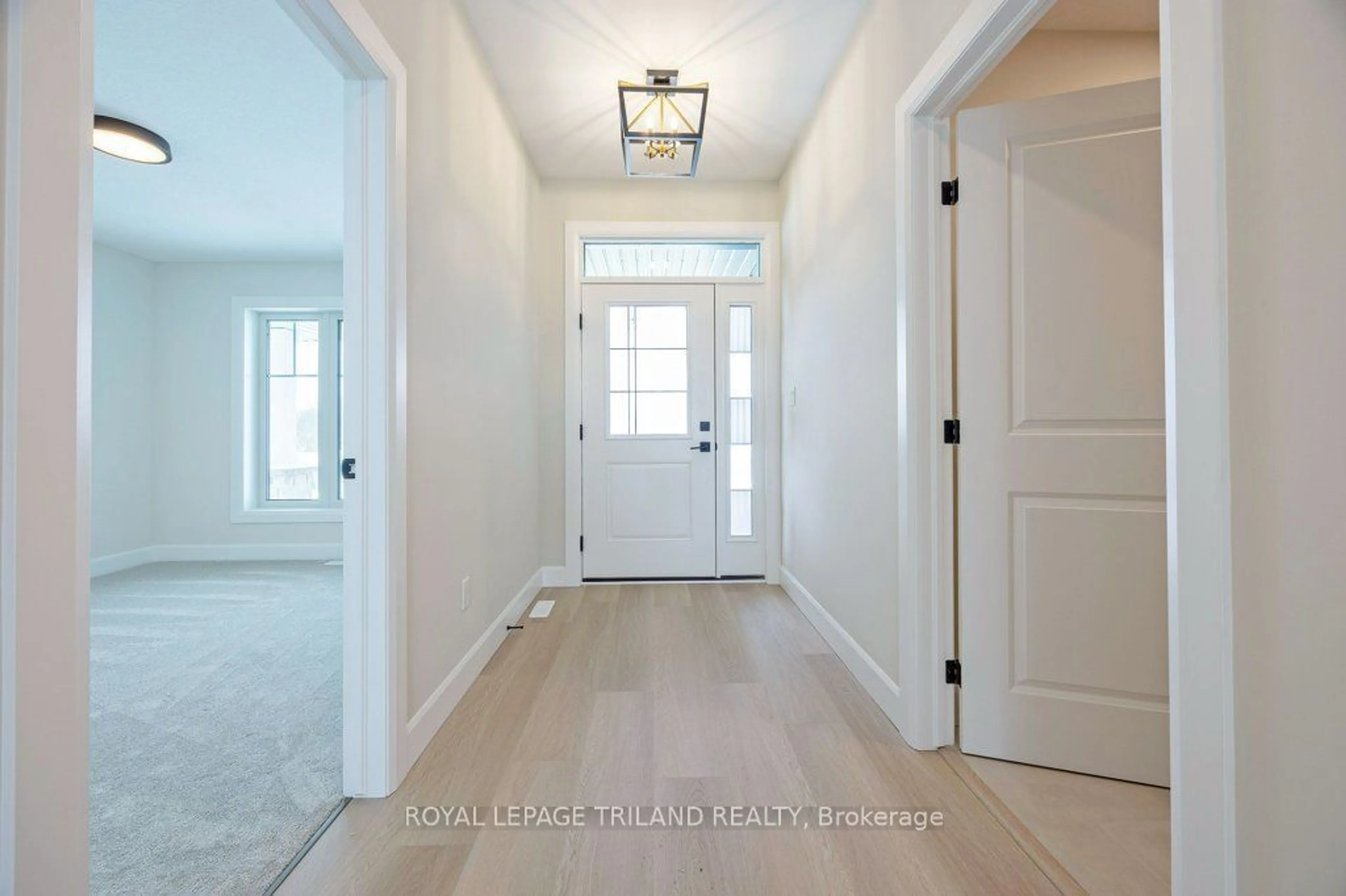 Indoor entryway for 122 Aspen Pkwy, Aylmer Ontario N5H 3H7