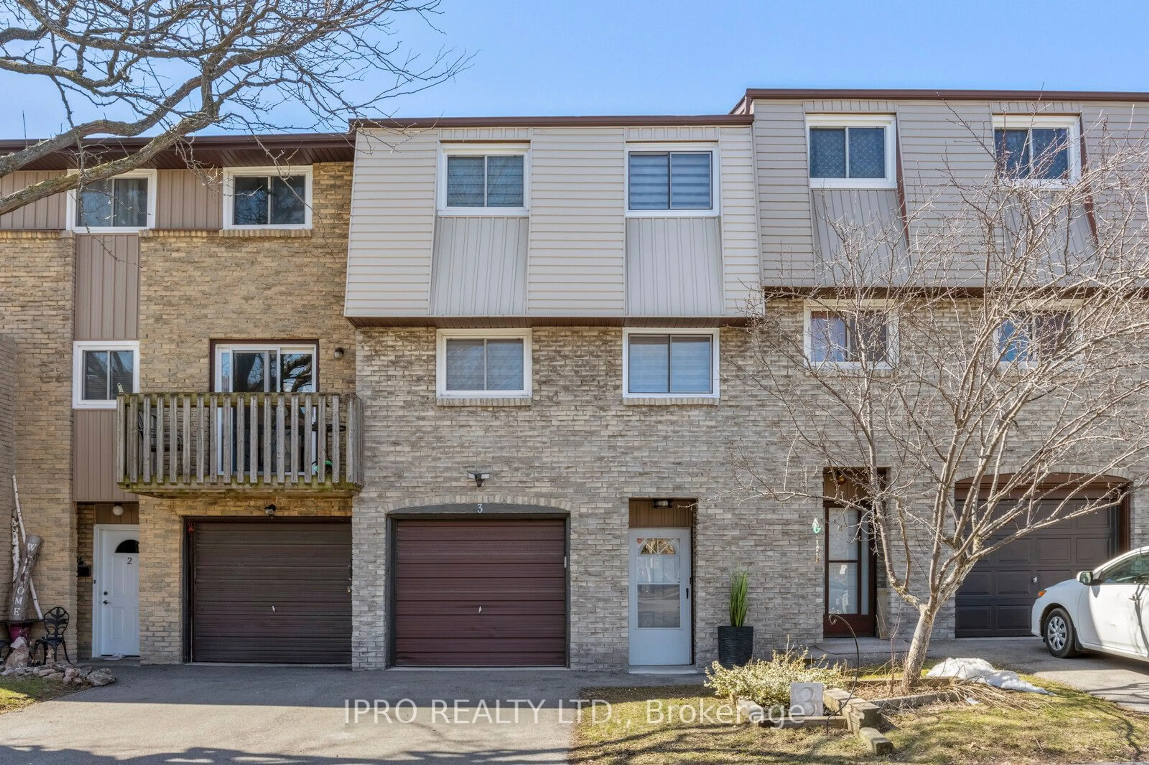 Home with brick exterior material, street for 985 Limeridge Rd #3, Hamilton Ontario L8W 1X9