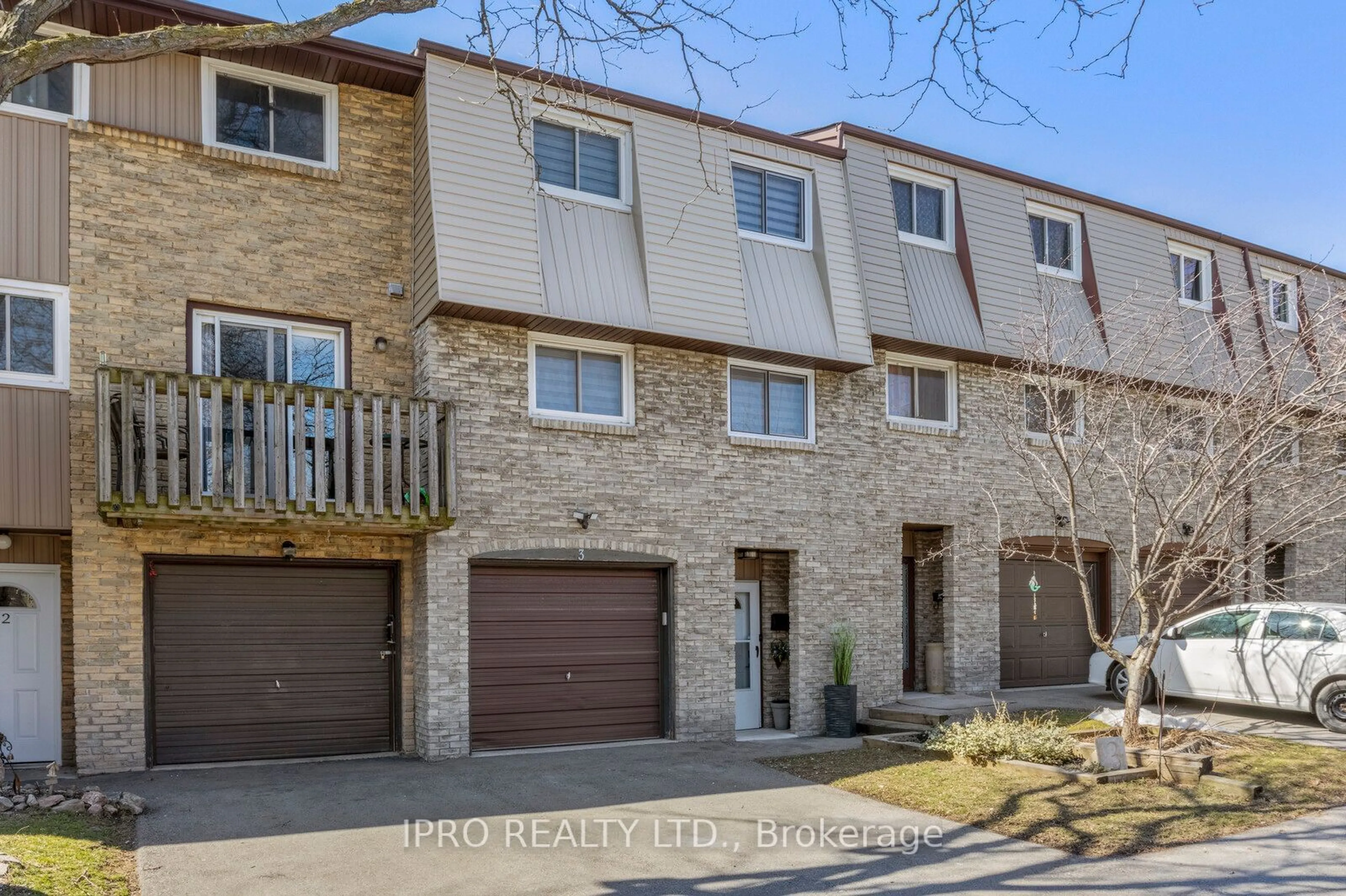 Home with brick exterior material, street for 985 Limeridge Rd #3, Hamilton Ontario L8W 1X9