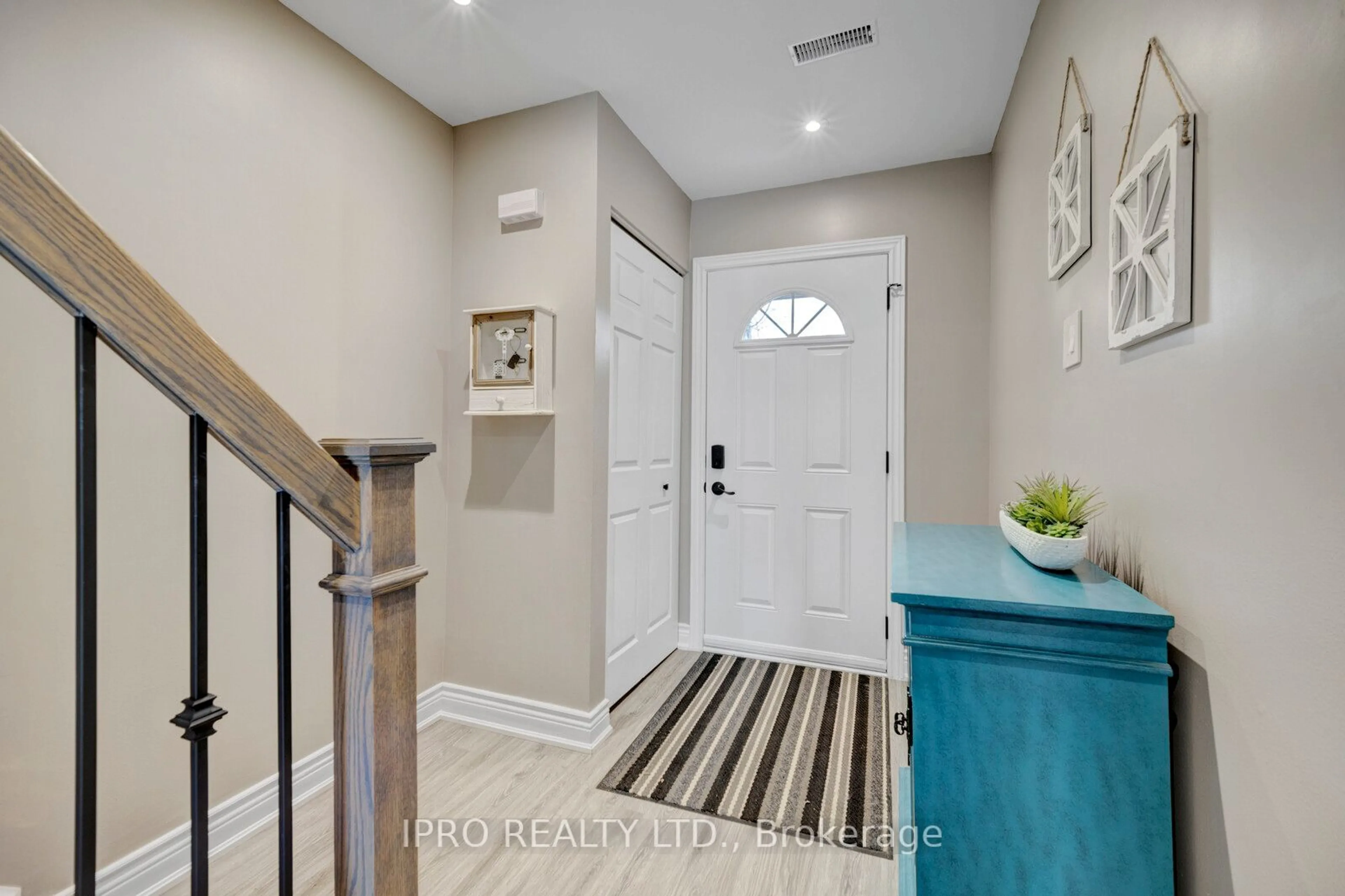 Indoor entryway for 985 Limeridge Rd #3, Hamilton Ontario L8W 1X9