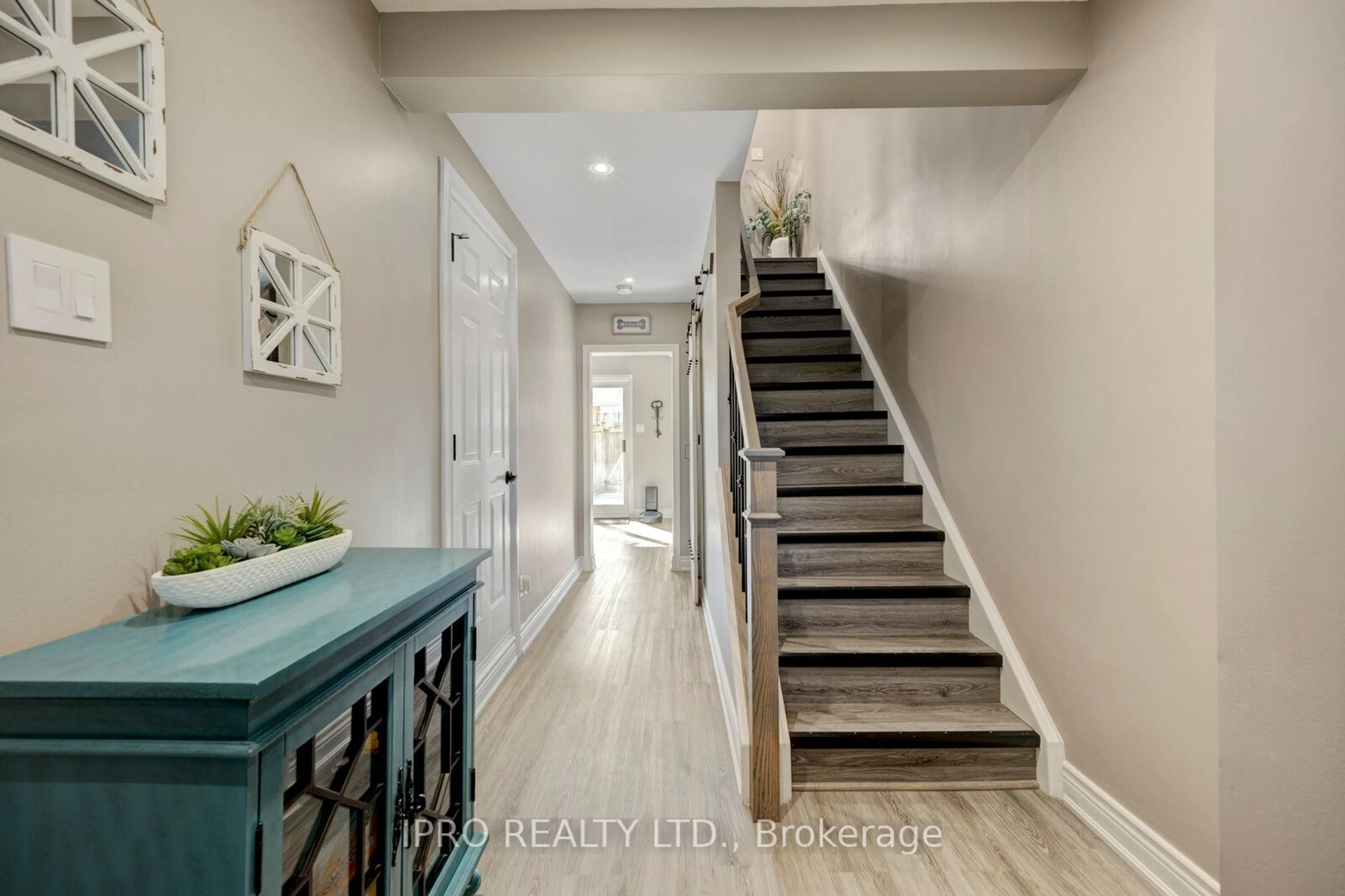 Indoor entryway for 985 Limeridge Rd #3, Hamilton Ontario L8W 1X9