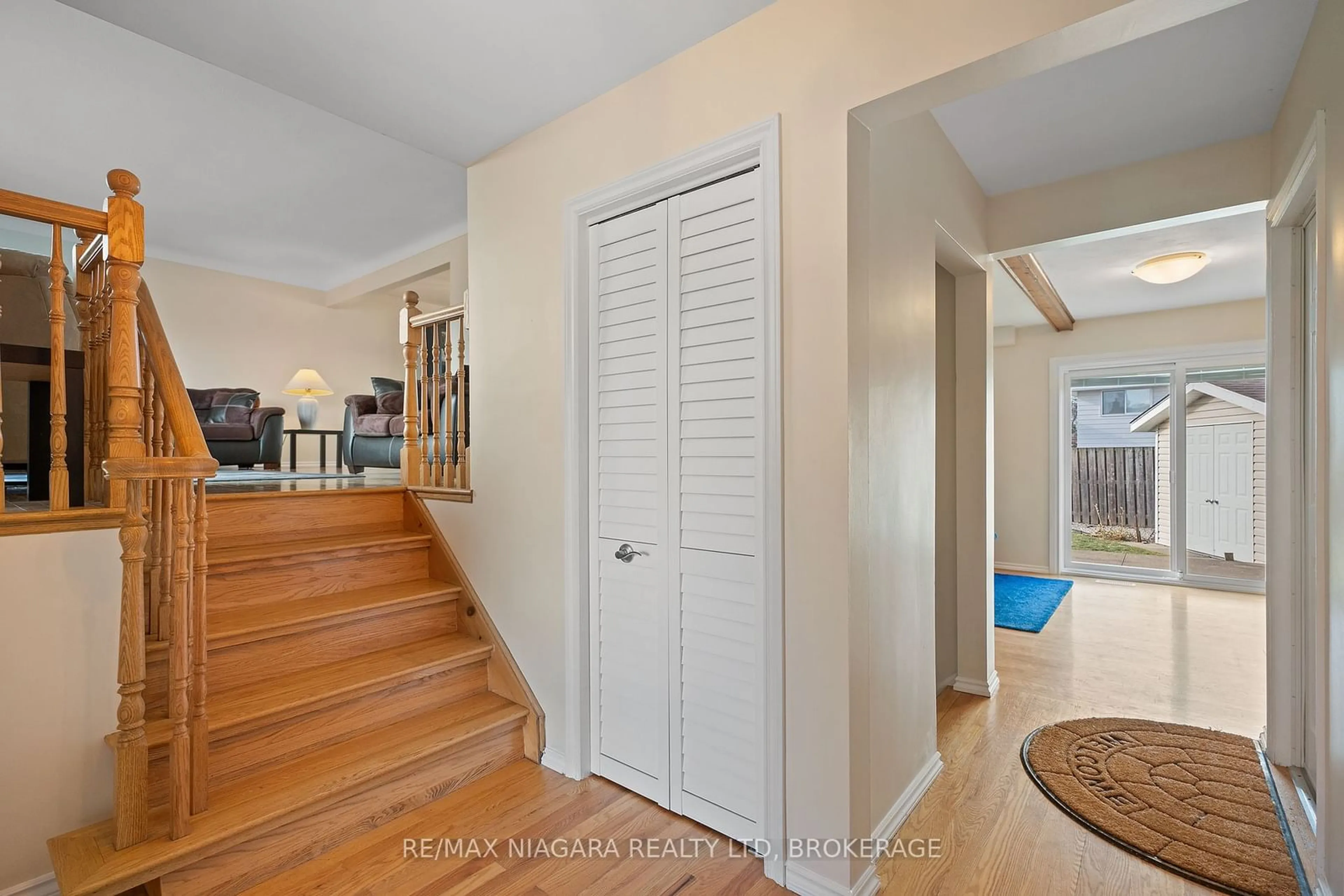 Indoor entryway for 30 Vega Crt, Welland Ontario L3C 5S9