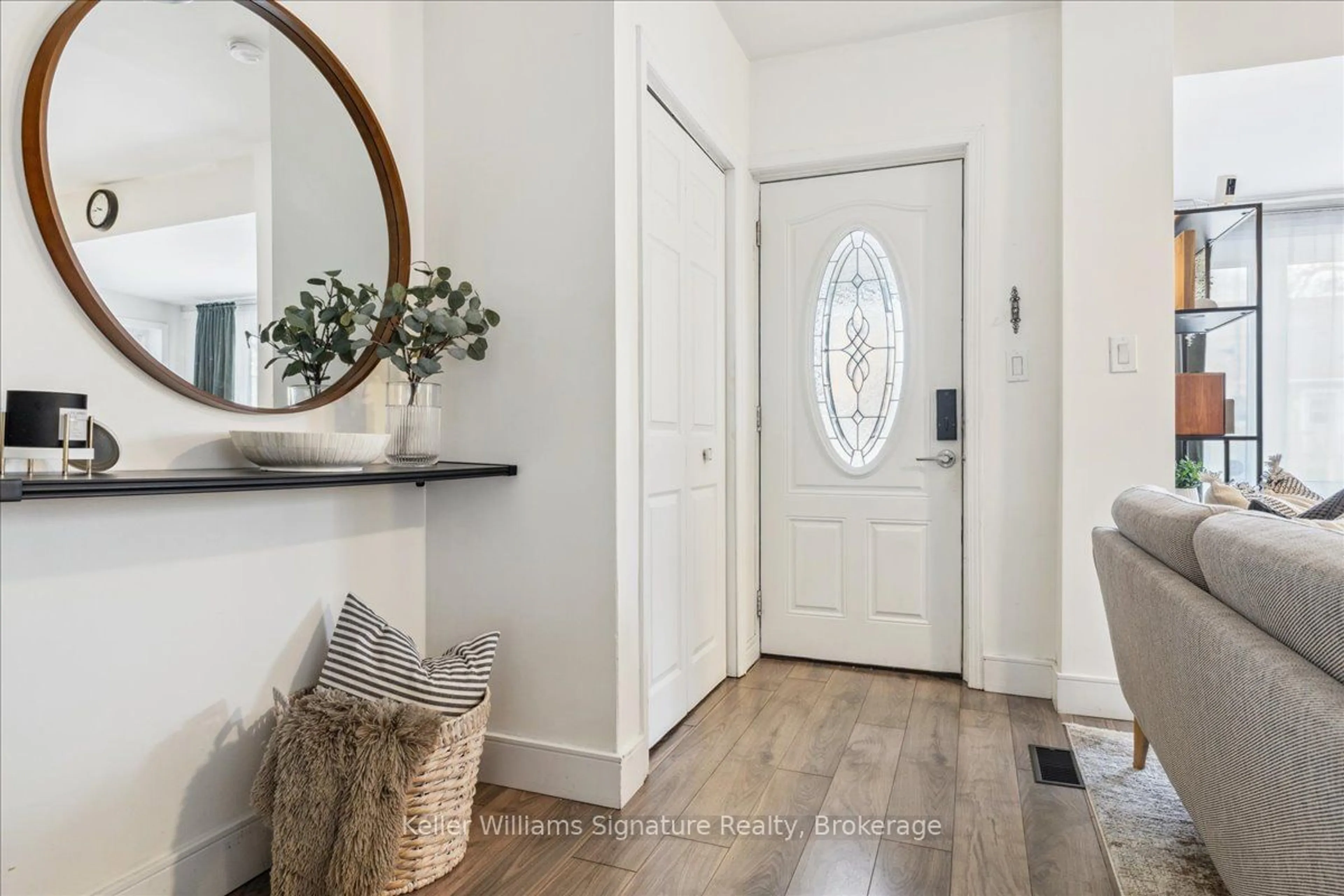 Indoor entryway for 418 Upper Wellington St, Hamilton Ontario L9A 3P1