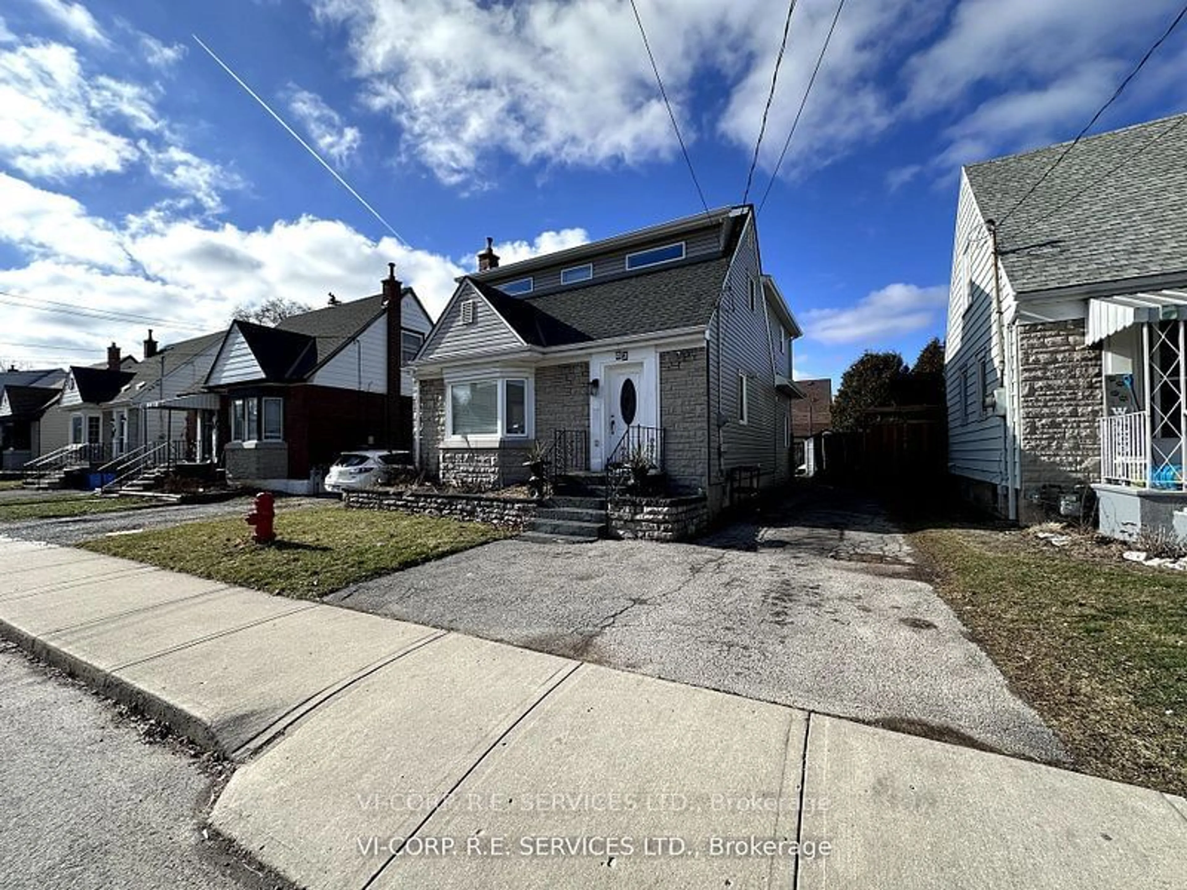 A pic from outside/outdoor area/front of a property/back of a property/a pic from drone, street for 82 East 12th St, Hamilton Ontario L9A 3X4