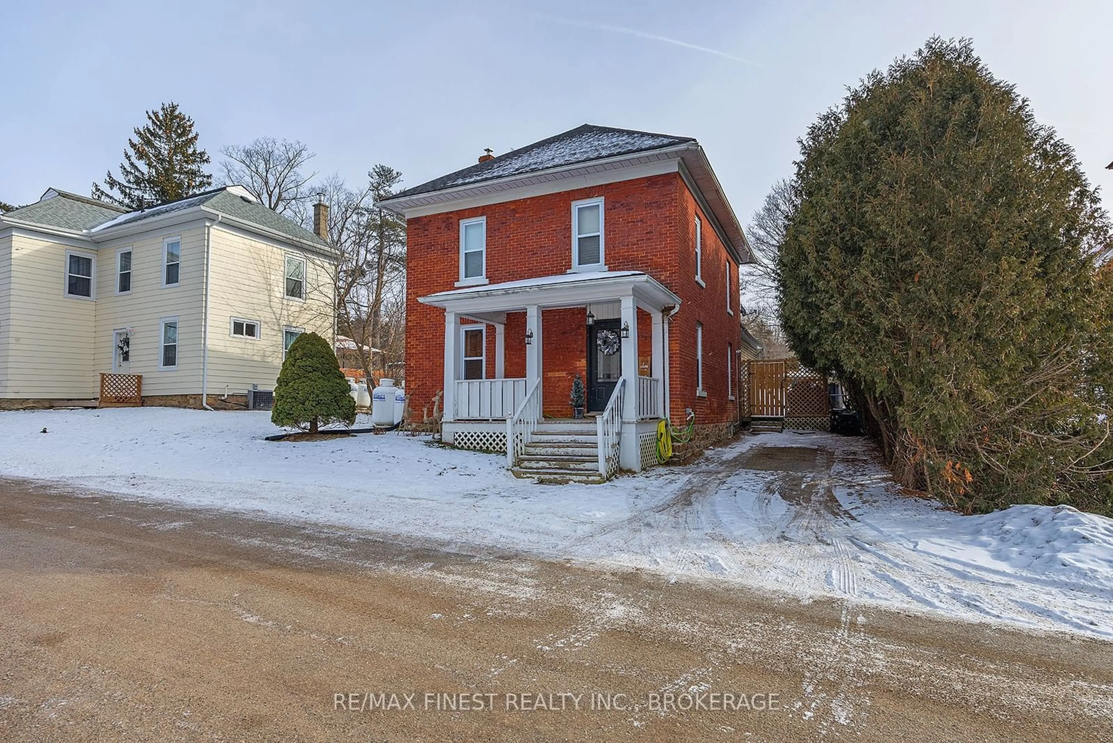 A pic from outside/outdoor area/front of a property/back of a property/a pic from drone, street for 36 William St, Rideau Lakes Ontario K0E 1G0