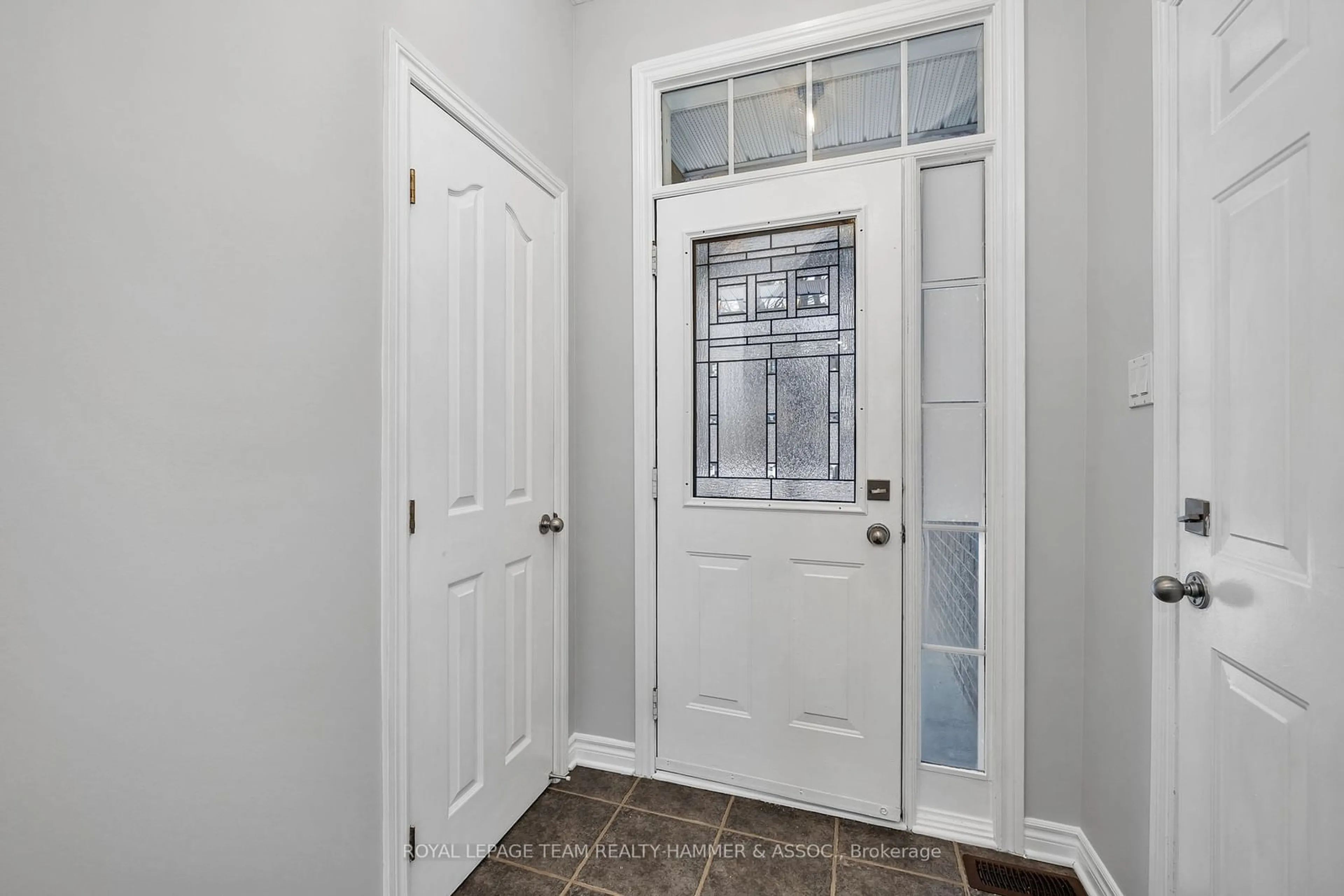 Indoor entryway for 232 Bookton Pl, Blossom Park - Airport and Area Ontario K1V 2H5