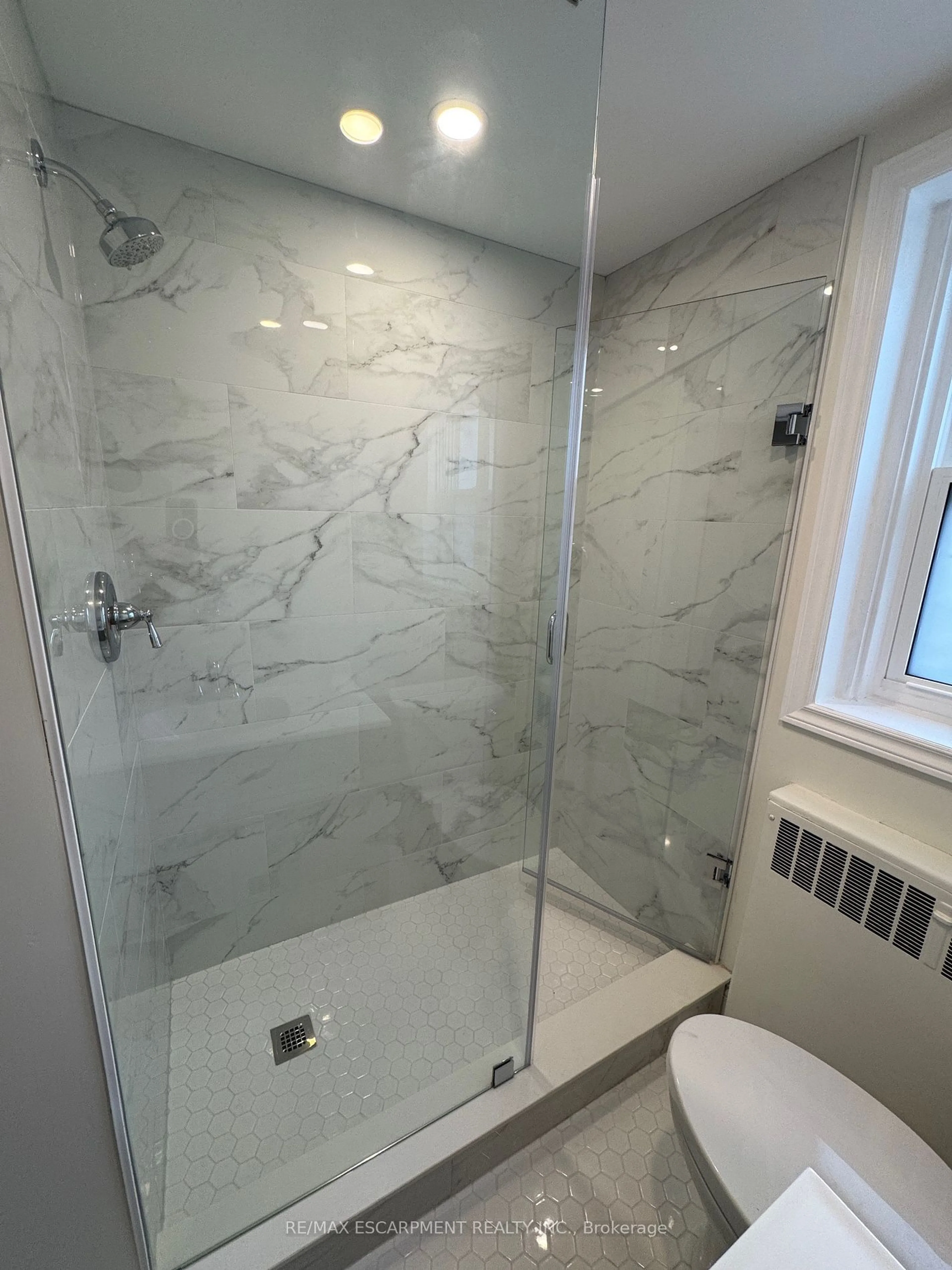 Contemporary bathroom, ceramic/tile floor for 1759 King St #15, Hamilton Ontario L8K 1V6