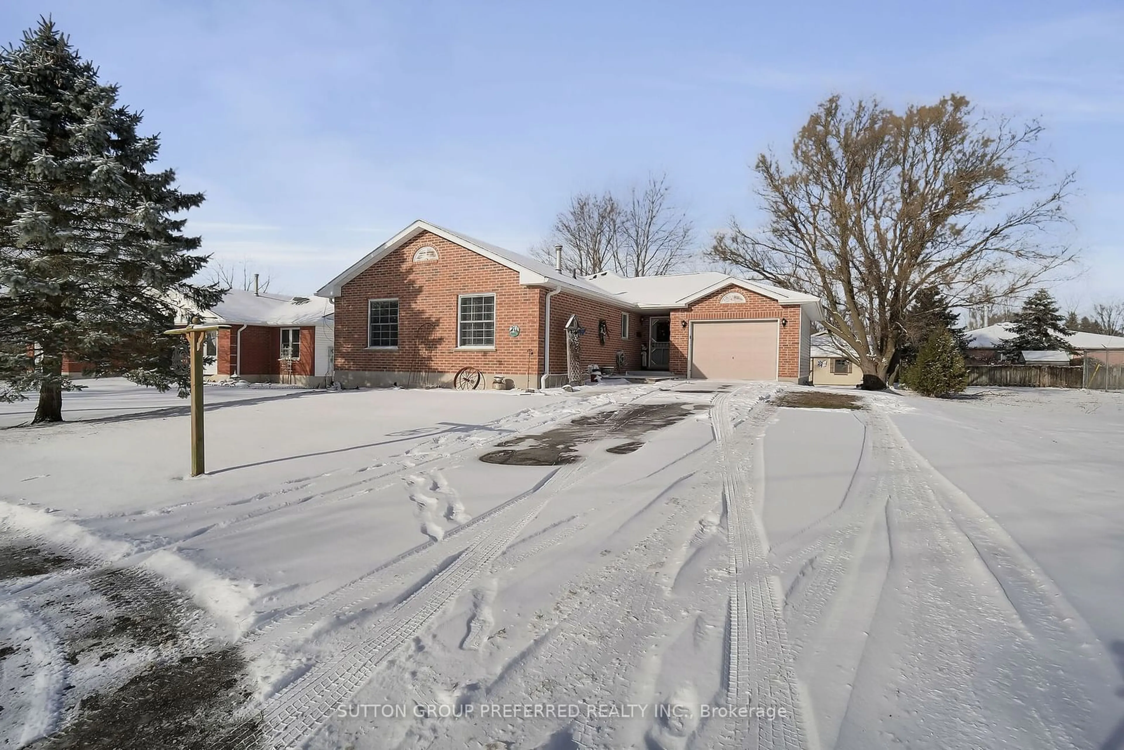 A pic from outside/outdoor area/front of a property/back of a property/a pic from drone, street for 211 Luton Rd, Dutton/Dunwich Ontario N0L 1J0