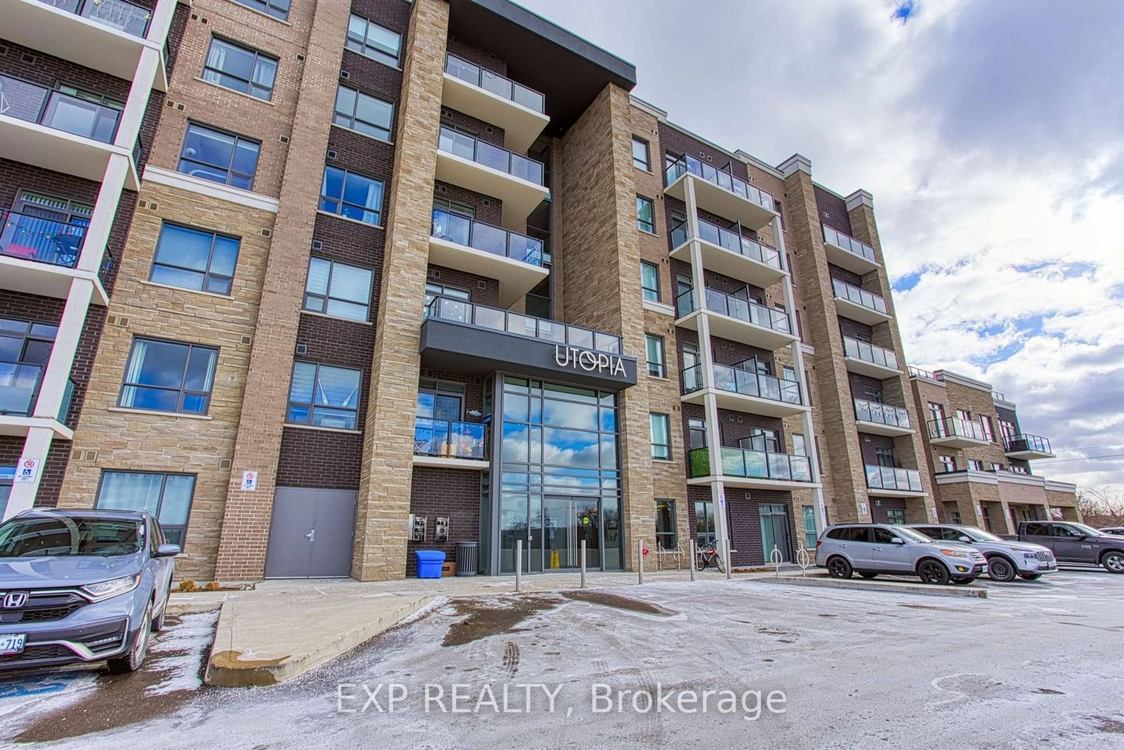 A pic from outside/outdoor area/front of a property/back of a property/a pic from drone, building for 5055 Greenlane Rd #347, Lincoln Ontario L0R 1B3