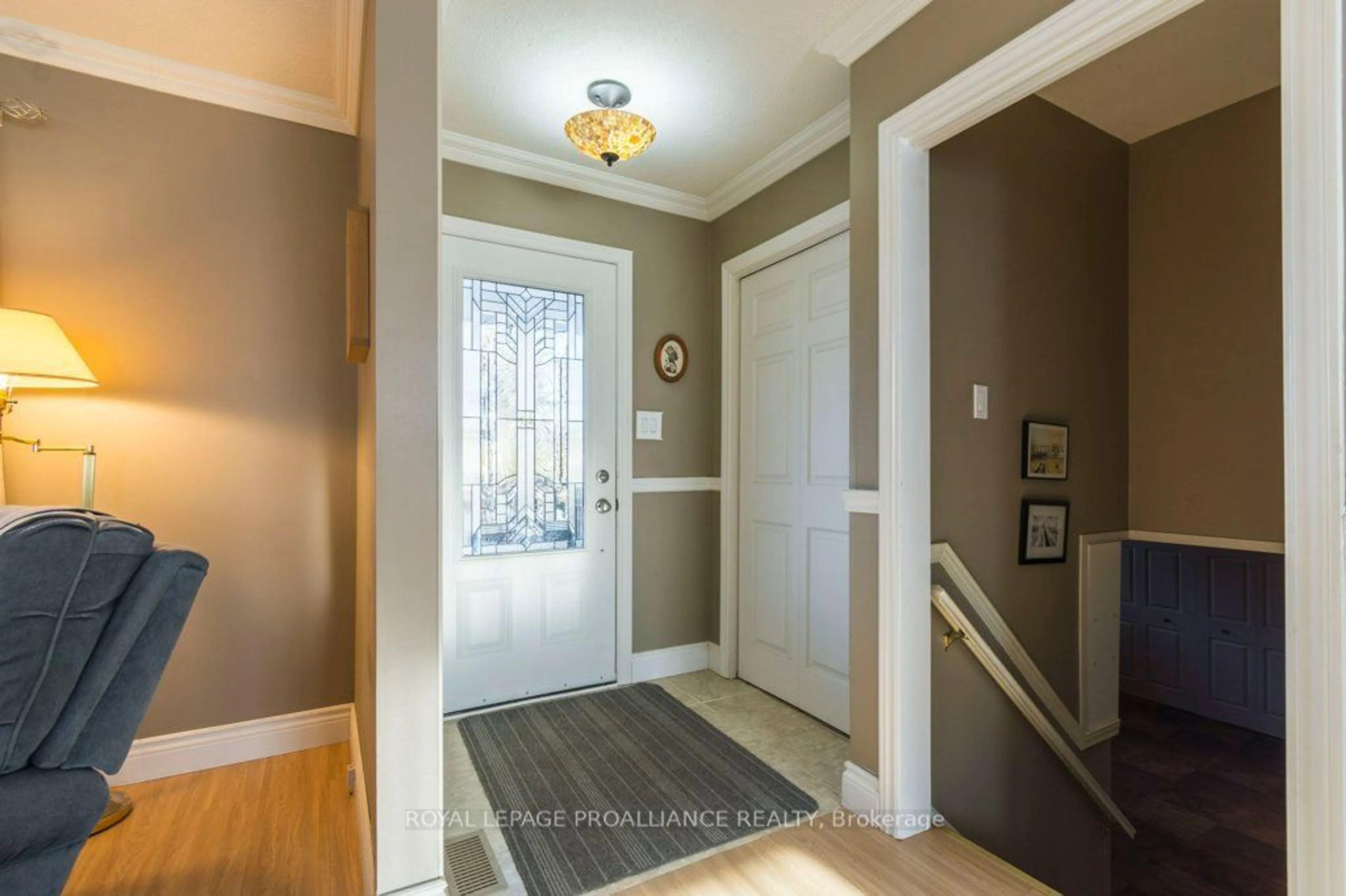 Indoor entryway for 1 Stavebank Rd, Belleville Ontario K8P 2N5