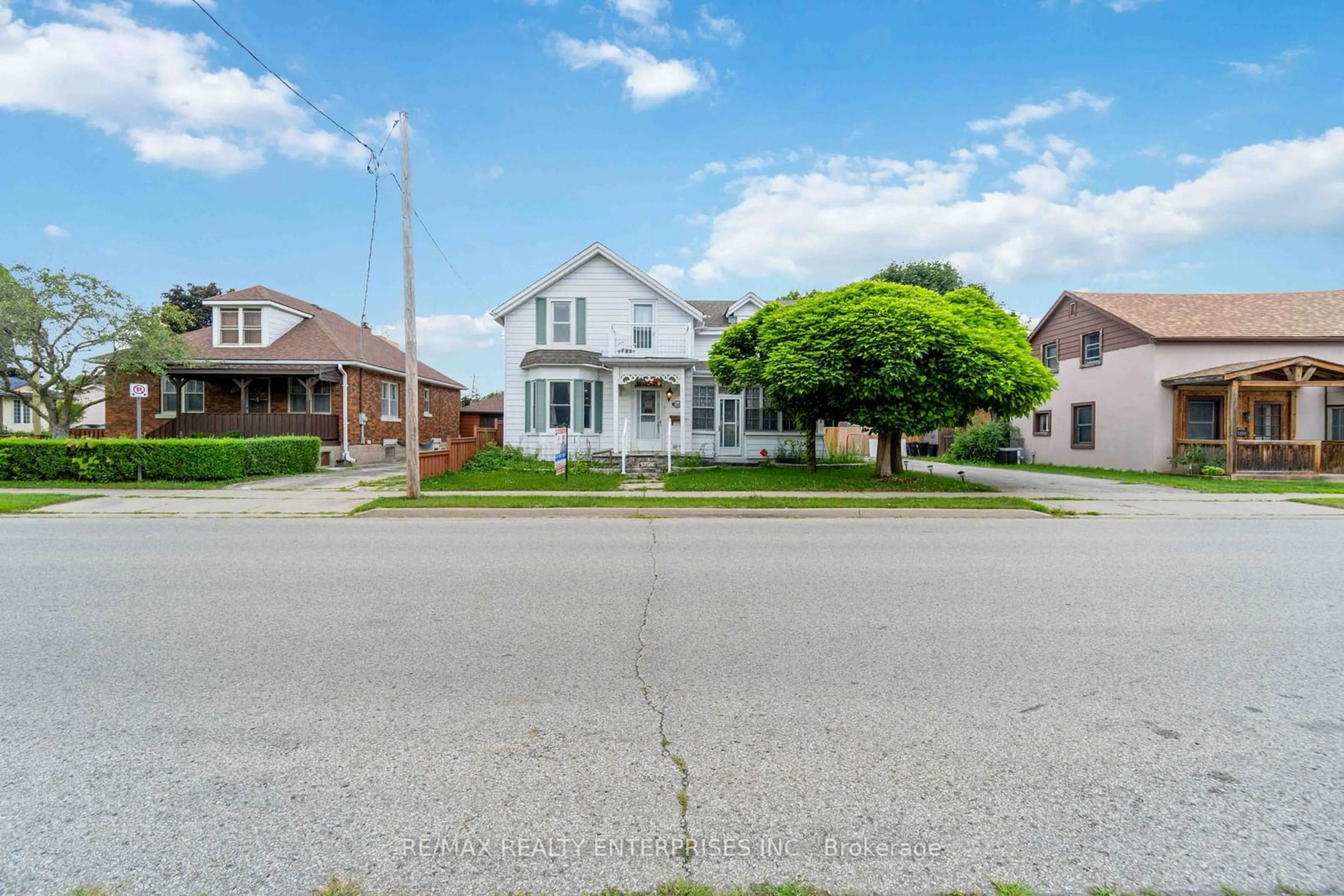 A pic from outside/outdoor area/front of a property/back of a property/a pic from drone, street for 1225 Queenston Rd, Cambridge Ontario N3H 3L3