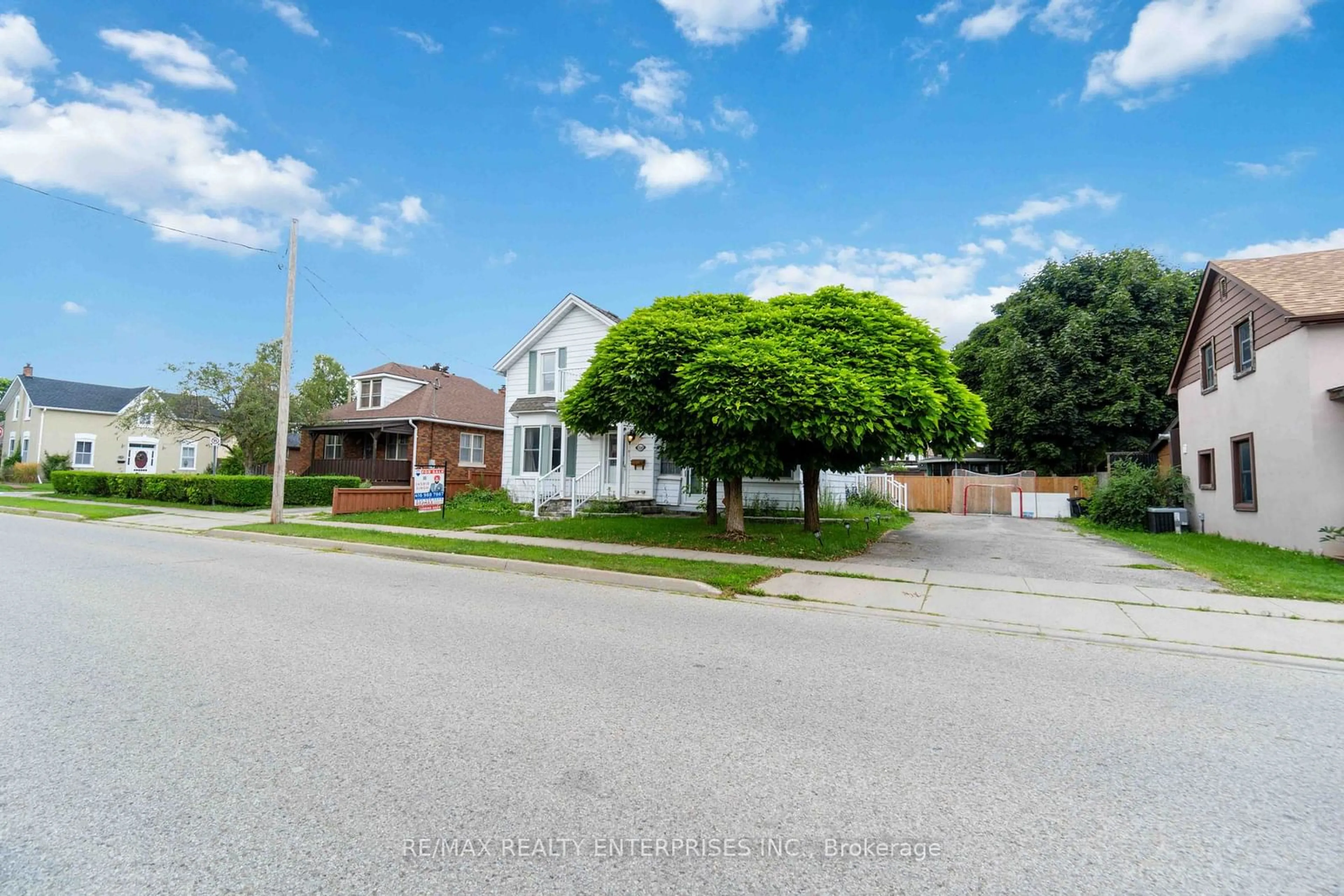 A pic from outside/outdoor area/front of a property/back of a property/a pic from drone, street for 1225 Queenston Rd, Cambridge Ontario N3H 3L3