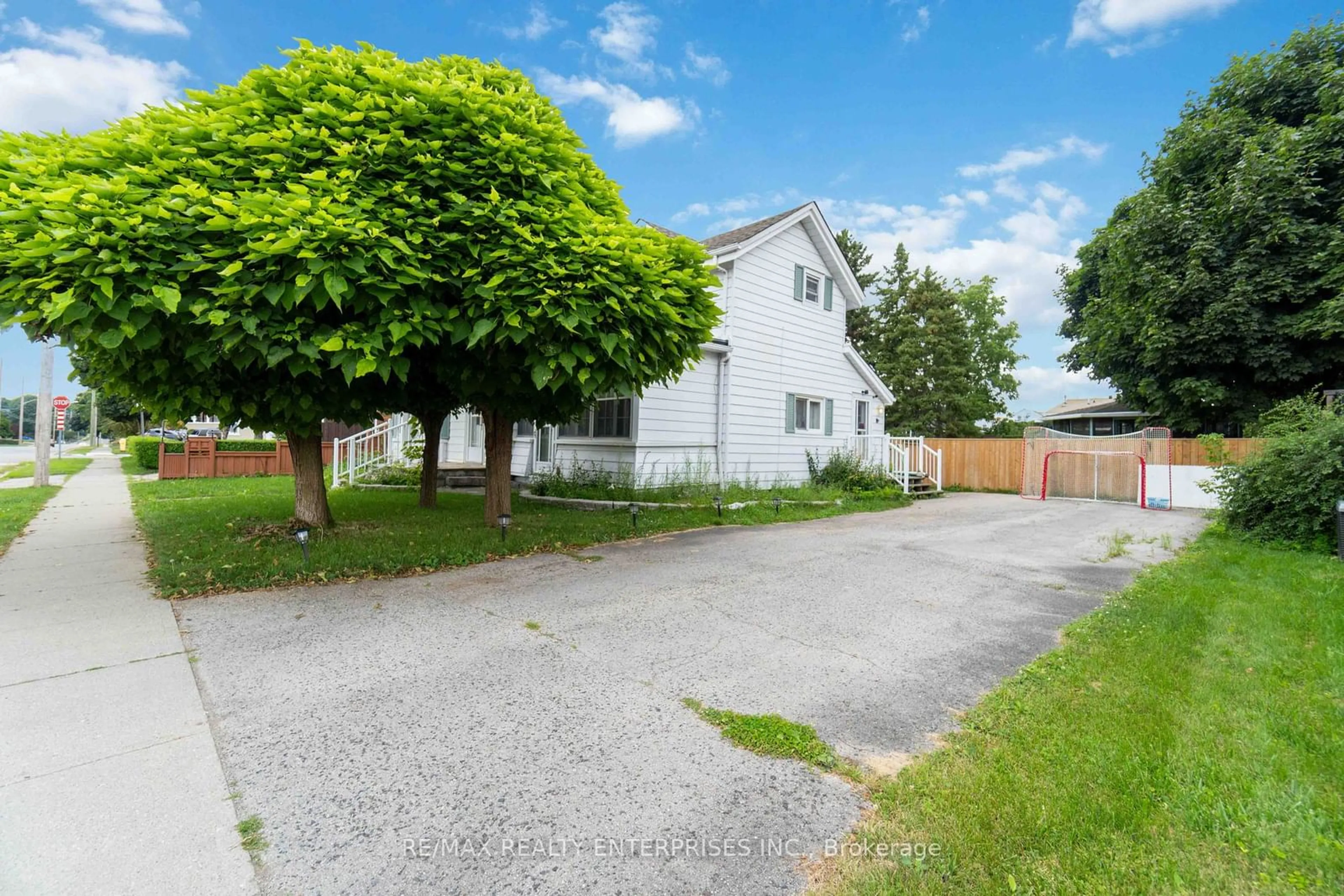 A pic from outside/outdoor area/front of a property/back of a property/a pic from drone, street for 1225 Queenston Rd, Cambridge Ontario N3H 3L3