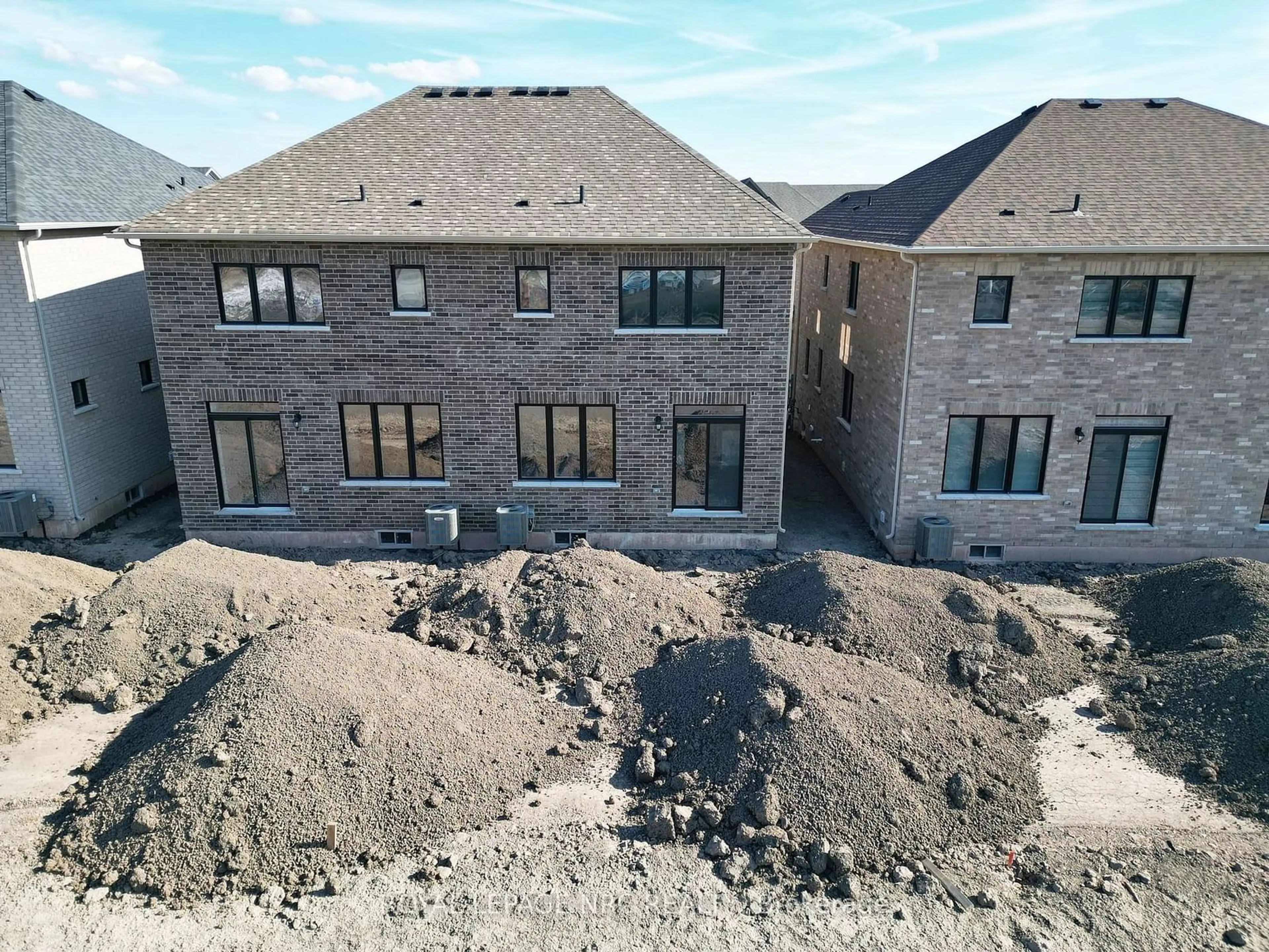 A pic from outside/outdoor area/front of a property/back of a property/a pic from drone, building for 219 PORT Cres, Welland Ontario L3B 0N2