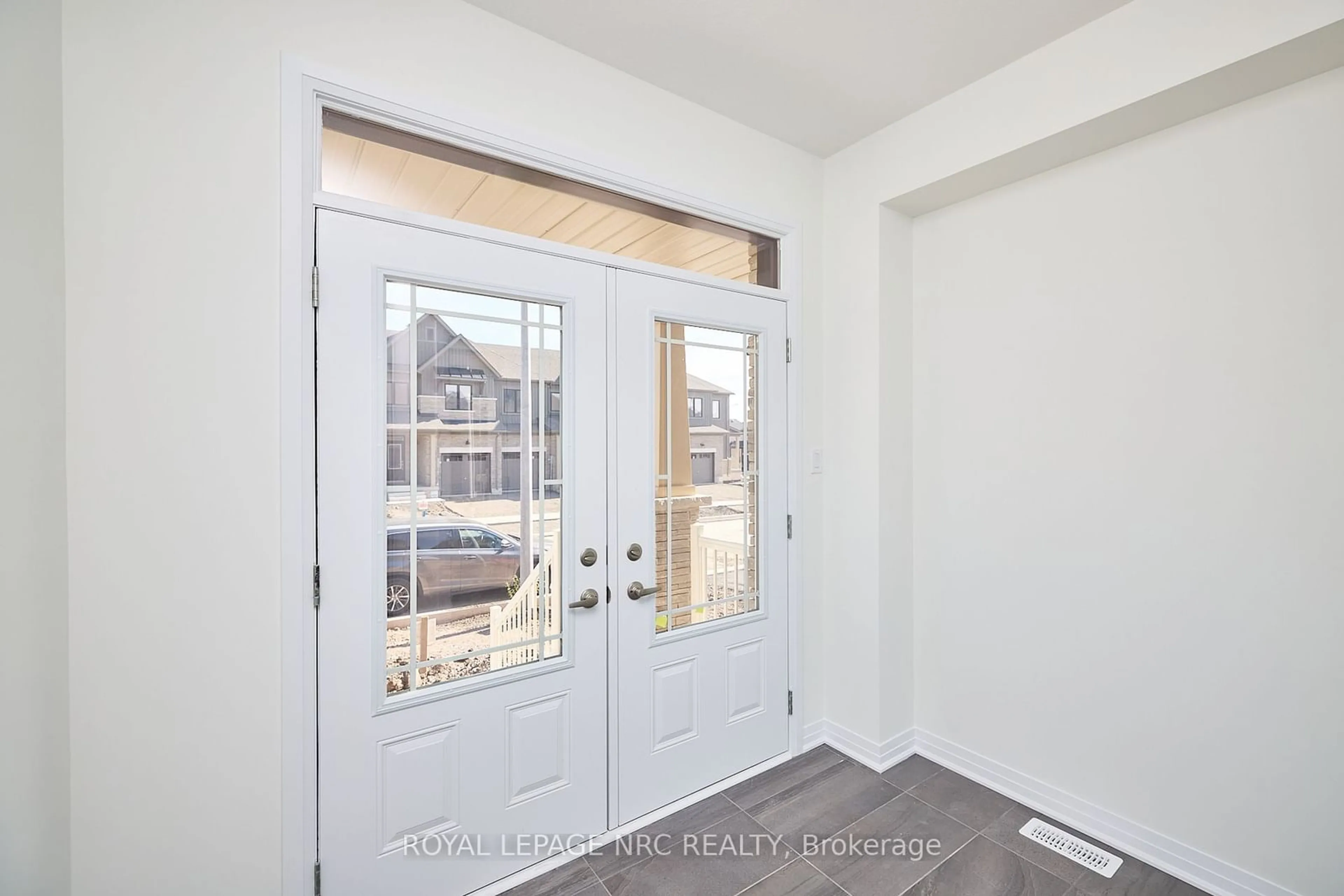 Indoor entryway for 219 PORT Cres, Welland Ontario L3B 0N2