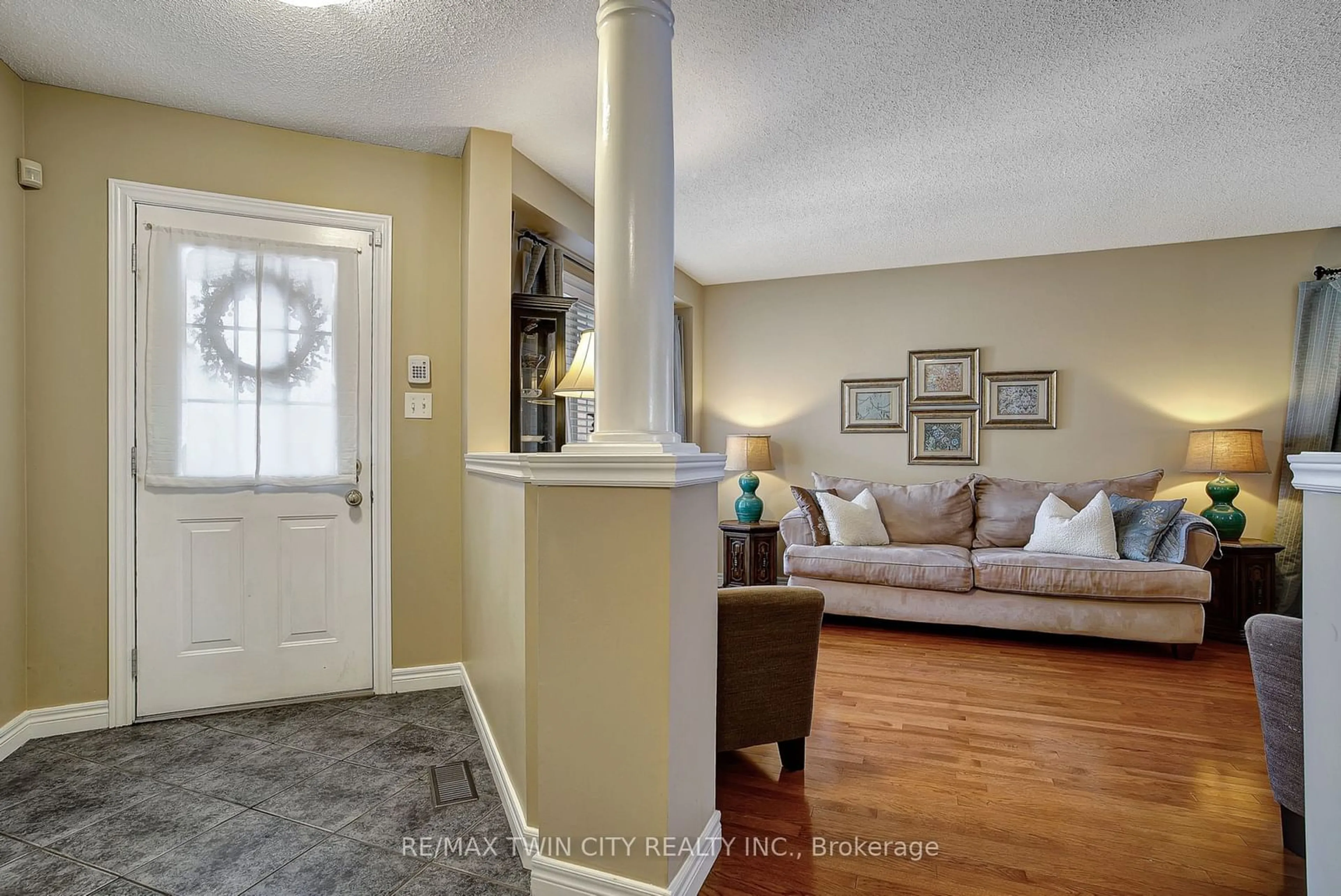 Indoor entryway for 24 BLUEWATER Dr, Cambridge Ontario N3C 4H9