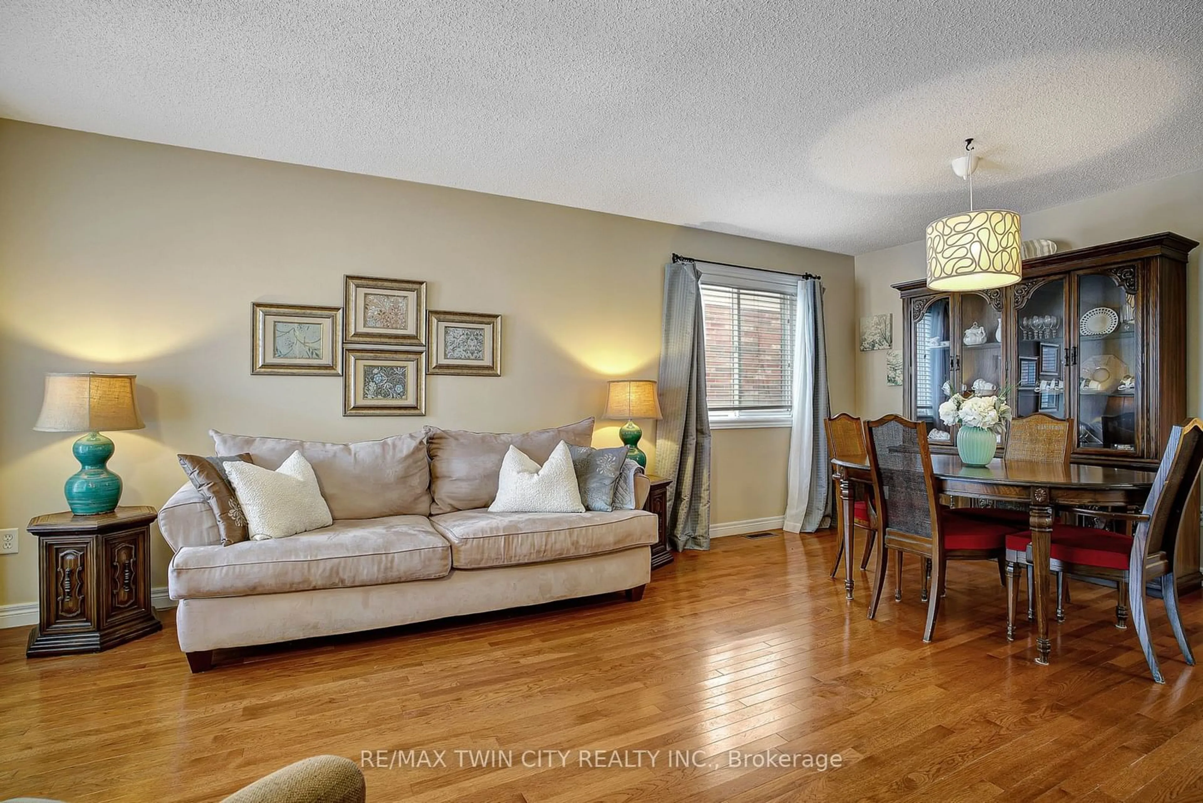 Living room with furniture, wood/laminate floor for 24 BLUEWATER Dr, Cambridge Ontario N3C 4H9