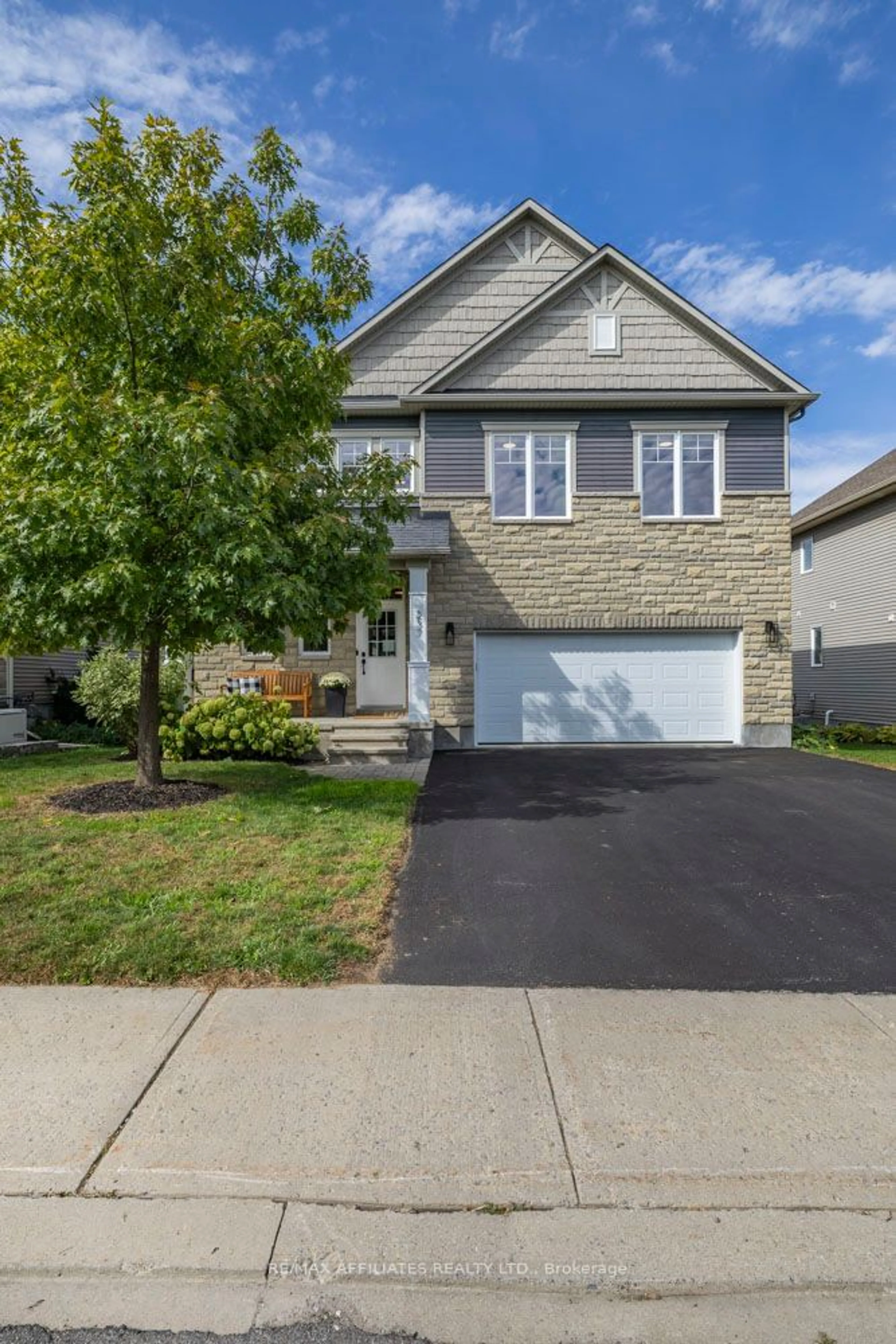 Home with vinyl exterior material, street for 237 Santiago St, Carleton Place Ontario K7C 0C7