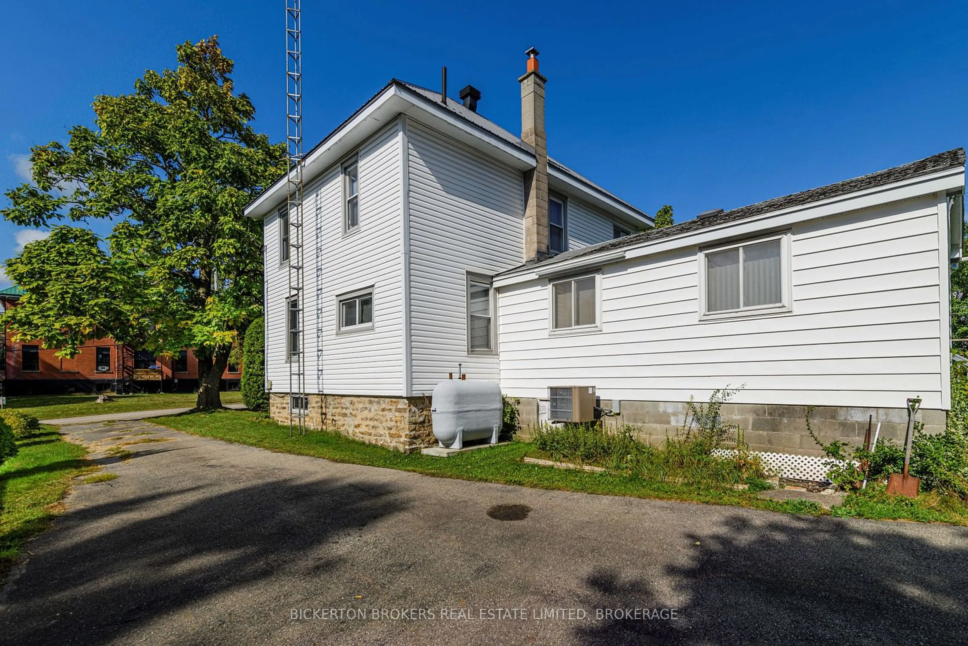 A pic from outside/outdoor area/front of a property/back of a property/a pic from drone, street for 13 GARDEN St, Leeds & Grenville Ontario K0E 1L0