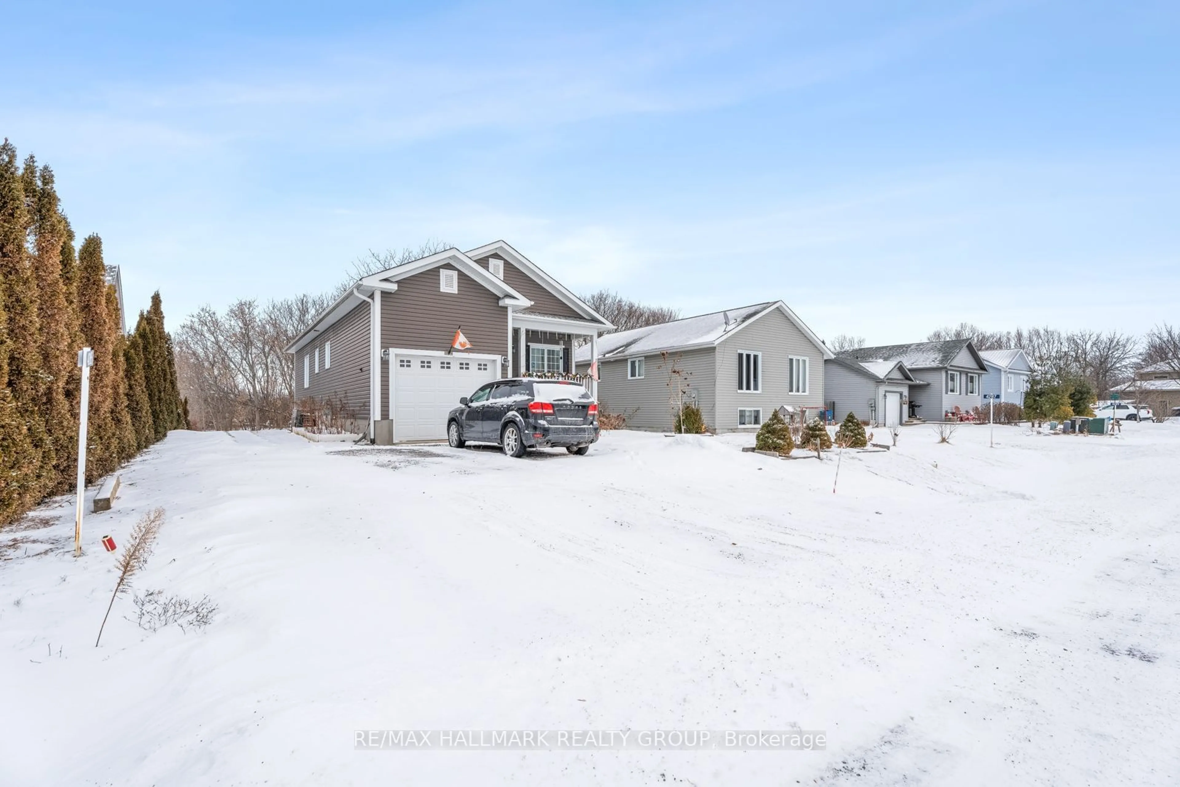 A pic from outside/outdoor area/front of a property/back of a property/a pic from drone, street for 4285 Schell St, South Dundas Ontario K0C 2H0