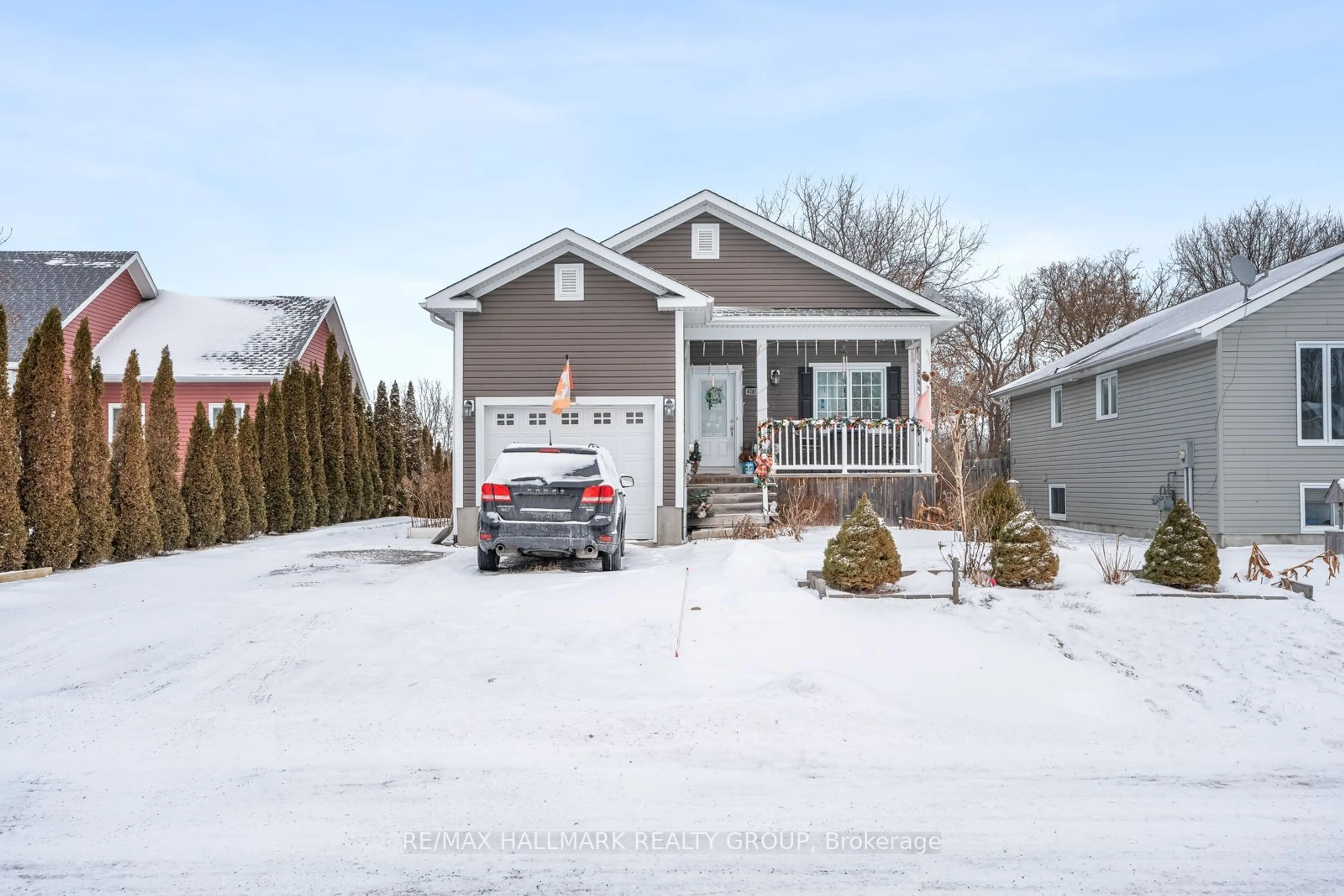 Home with vinyl exterior material, street for 4285 Schell St, South Dundas Ontario K0C 2H0