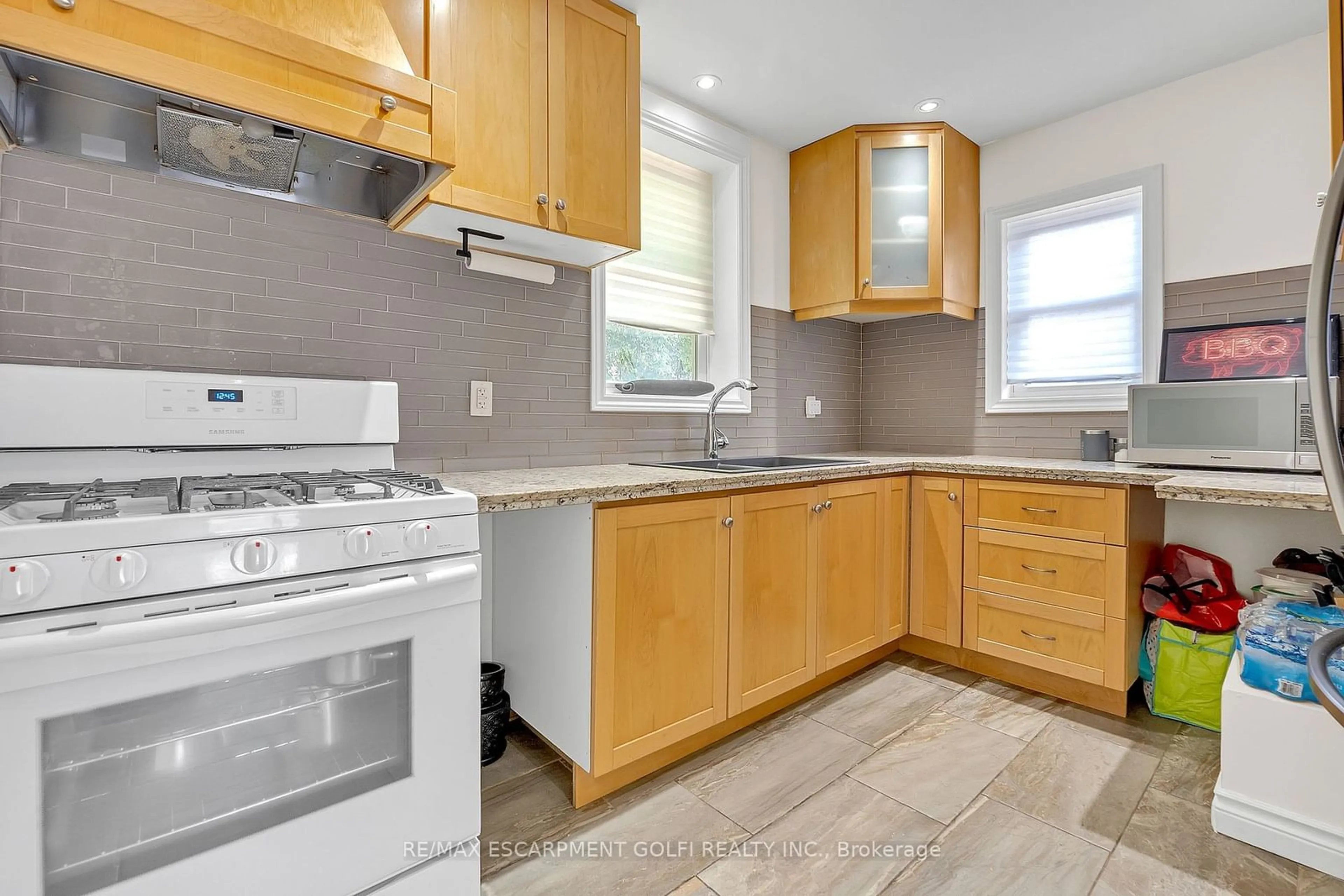 Standard kitchen, unknown for 1617 Main St, Hamilton Ontario L8H 1C4