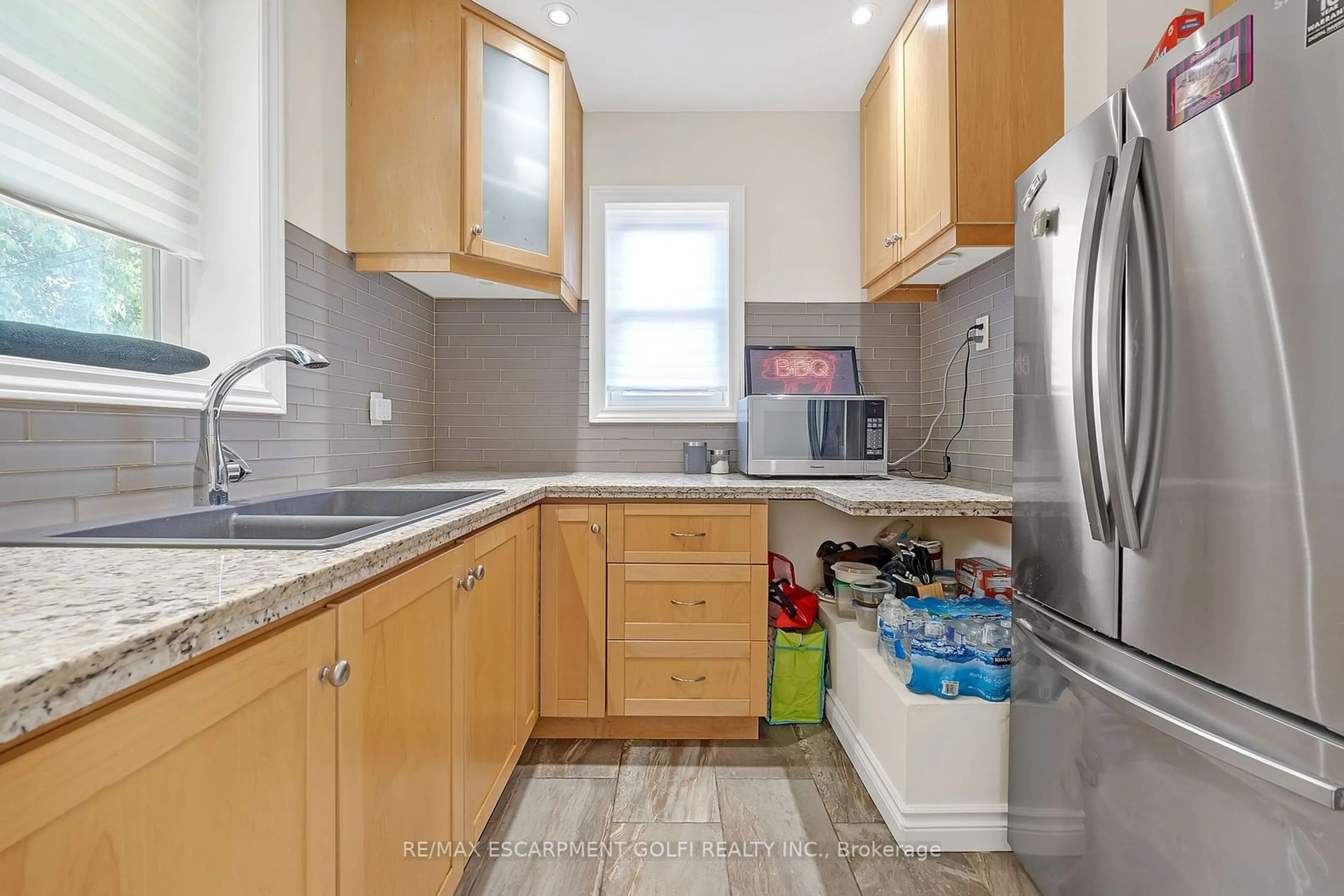 Standard kitchen, unknown for 1617 Main St, Hamilton Ontario L8H 1C4