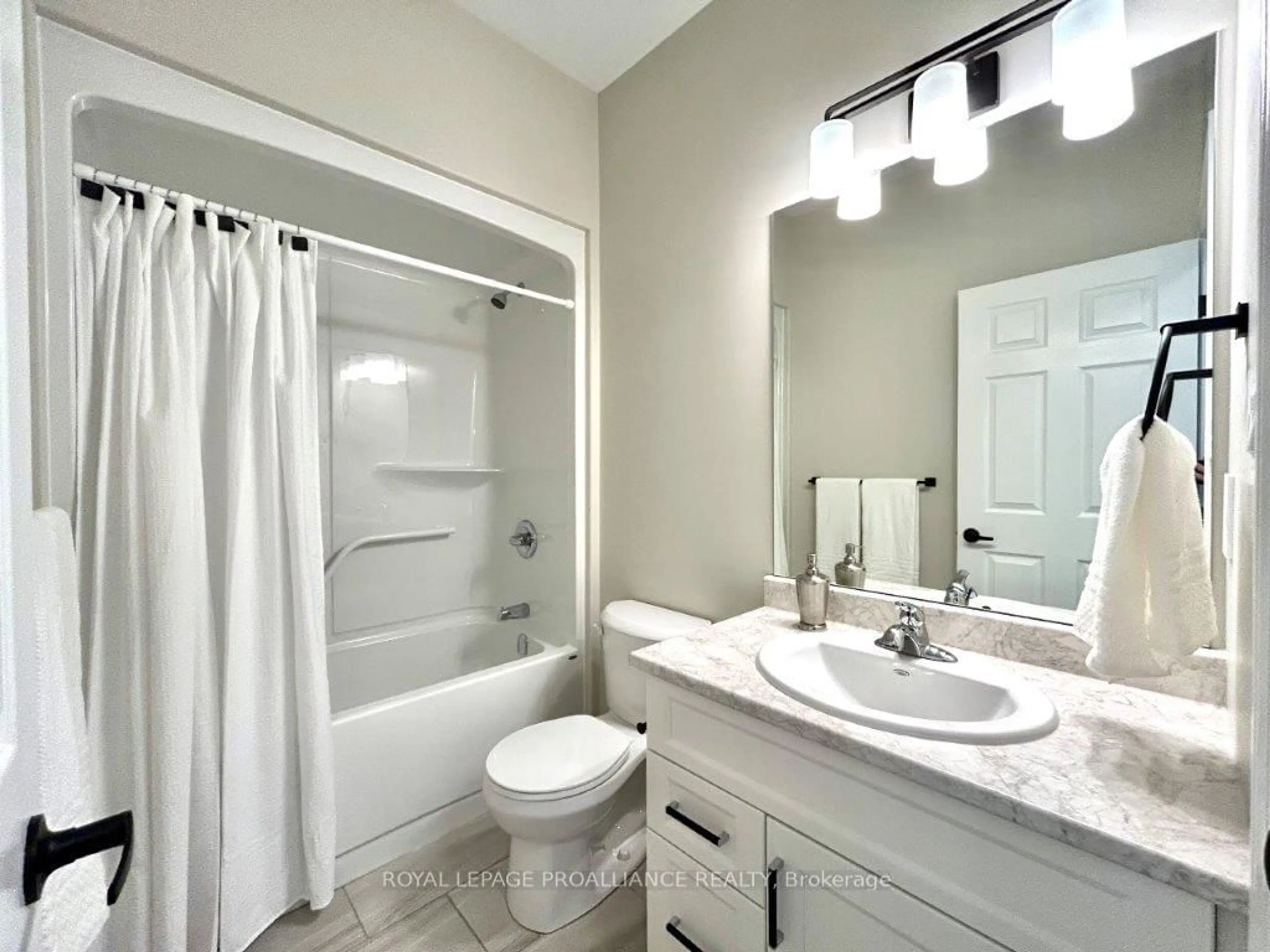 Standard bathroom, ceramic/tile floor for 118 Athabaska Dr, Belleville Ontario K8N 0V6