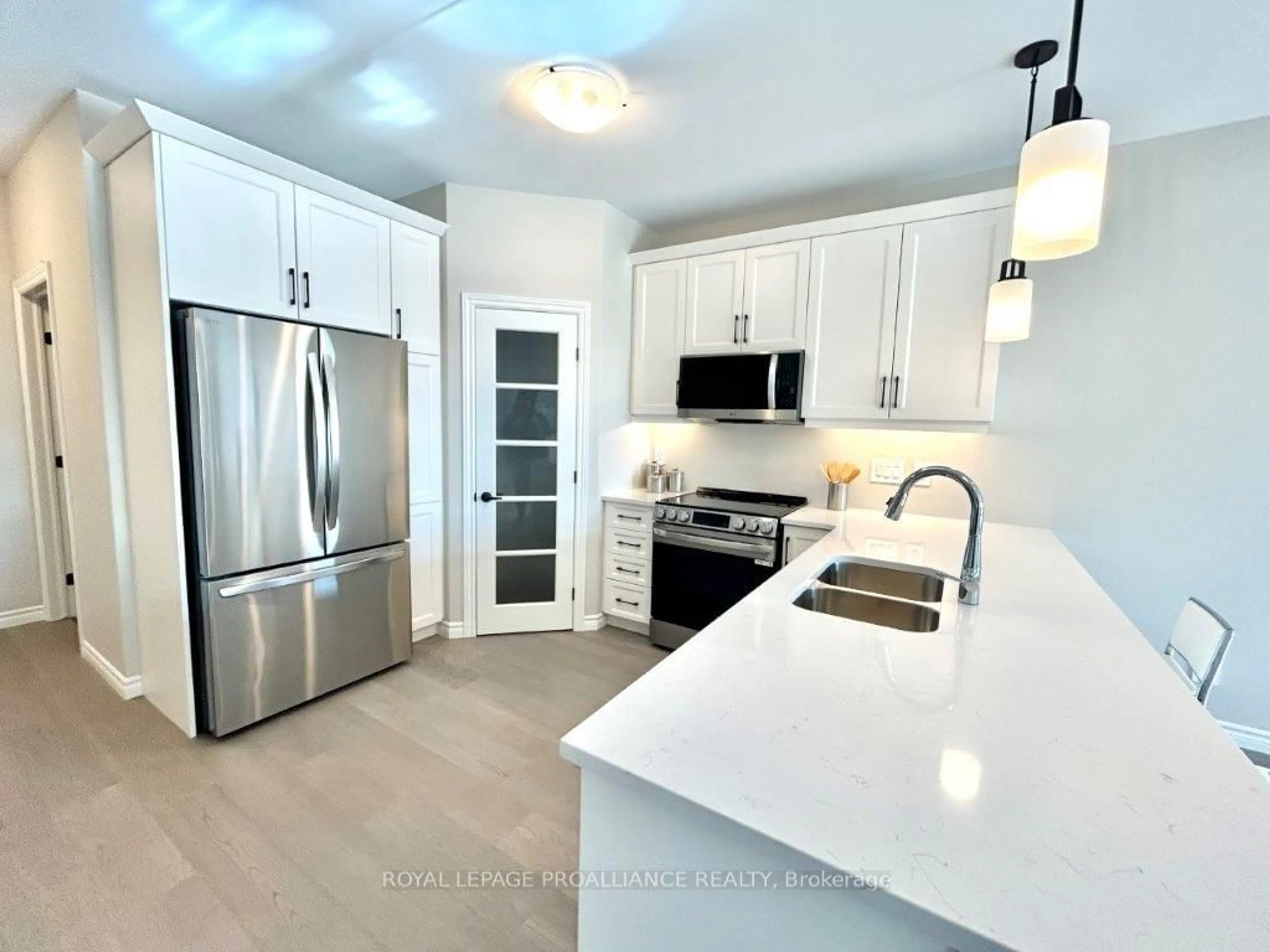 Open concept kitchen, ceramic/tile floor for 118 Athabaska Dr, Belleville Ontario K8N 0V6