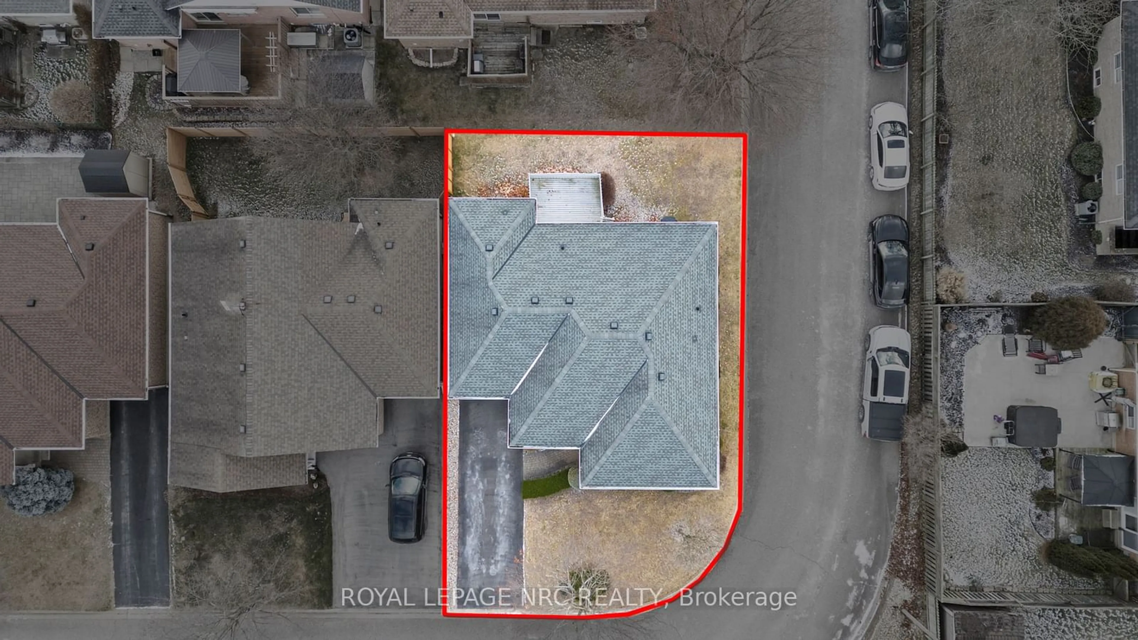 A pic from outside/outdoor area/front of a property/back of a property/a pic from drone, street for 6 Marks Cres, St. Catharines Ontario L2S 3X8