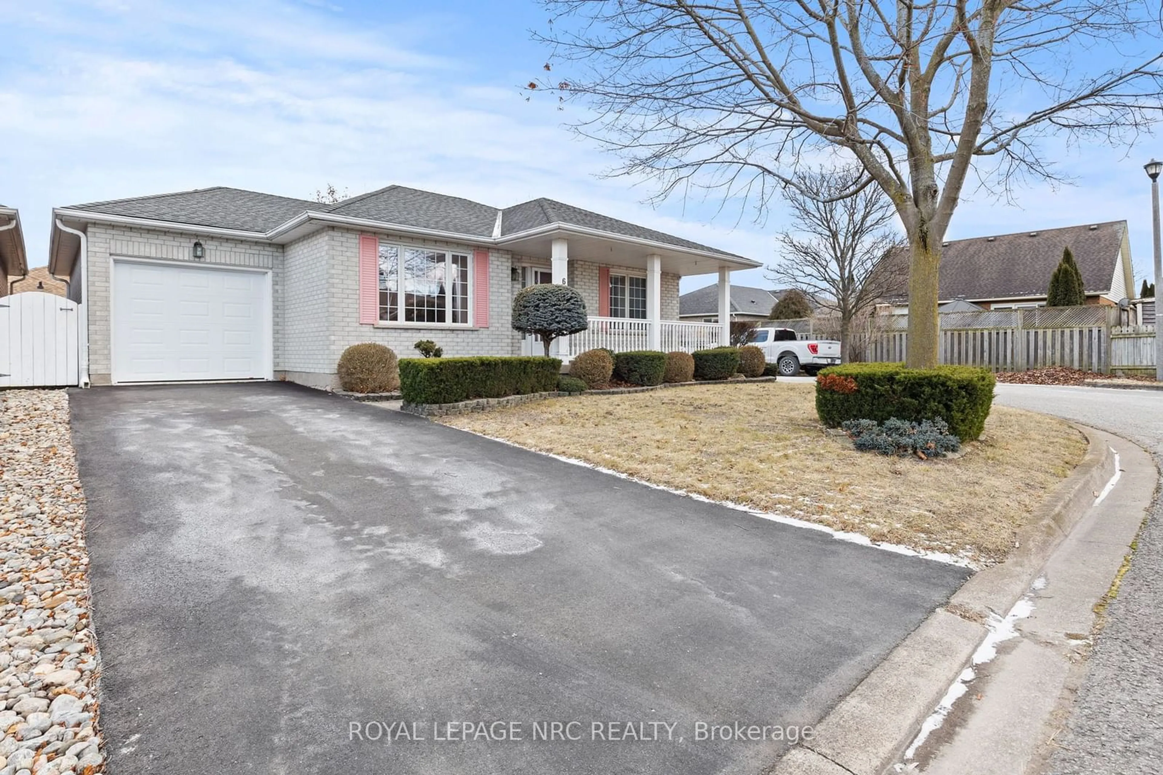 A pic from outside/outdoor area/front of a property/back of a property/a pic from drone, street for 6 Marks Cres, St. Catharines Ontario L2S 3X8