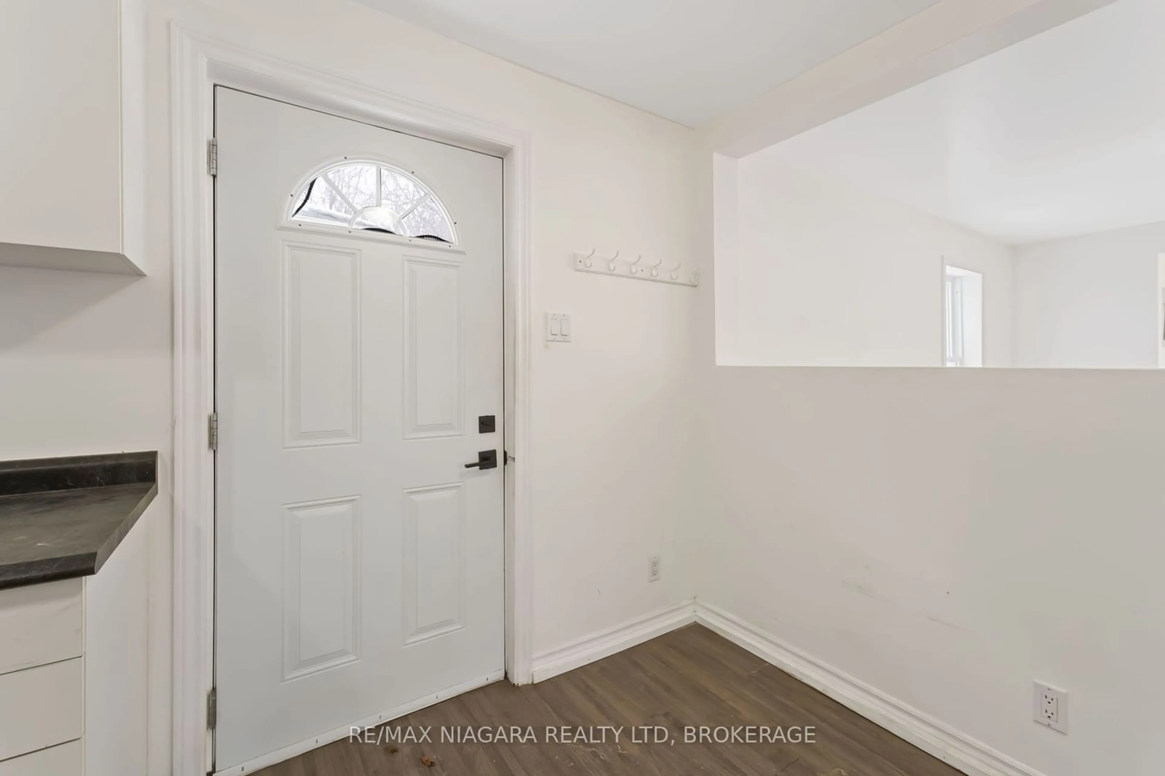 Indoor entryway for 237 Mitchell St, Port Colborne Ontario L3K 1Y5