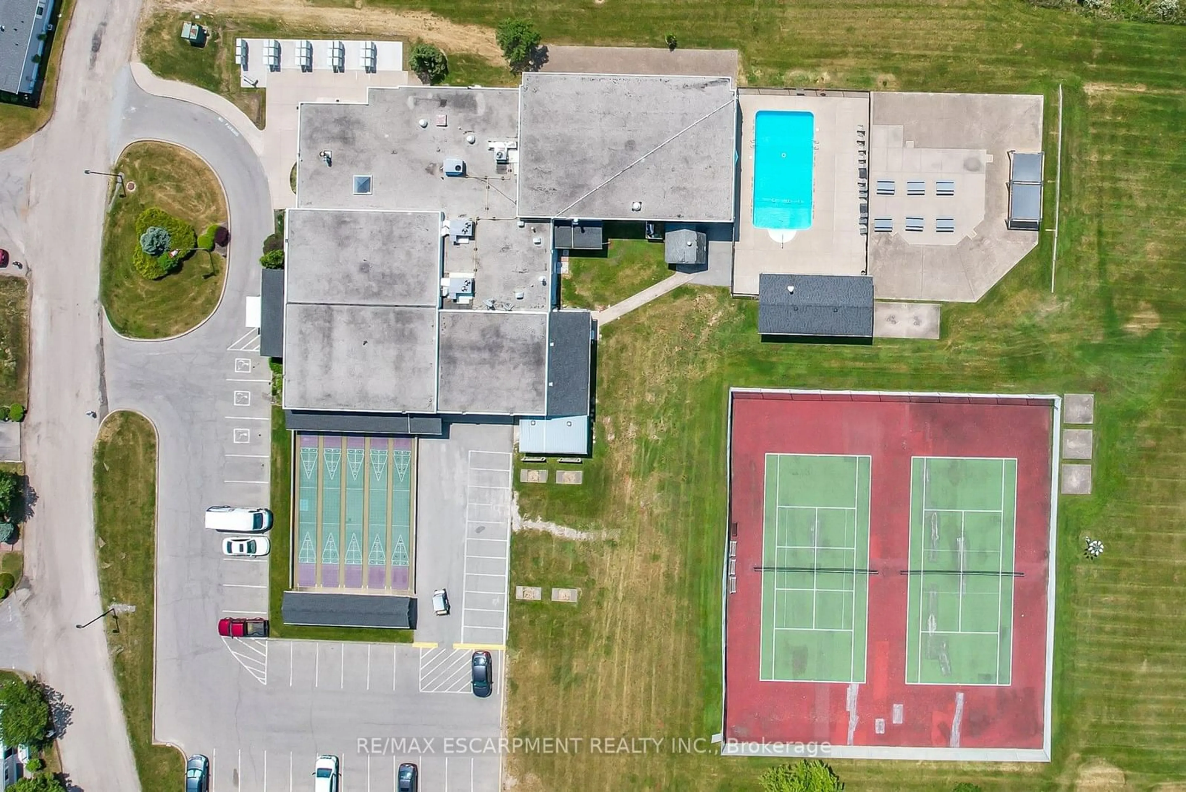 A pic from outside/outdoor area/front of a property/back of a property/a pic from drone, building for 3033 Townline Rd #353, Fort Erie Ontario L0S 1S1