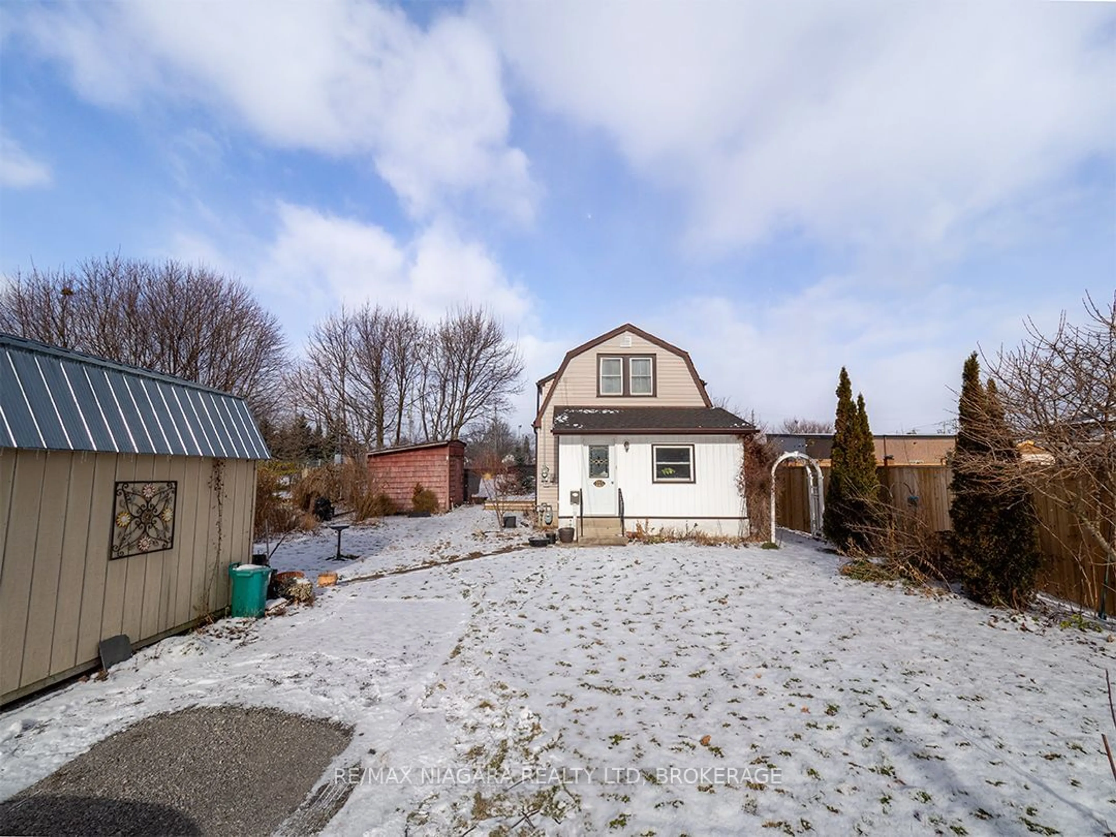 A pic from outside/outdoor area/front of a property/back of a property/a pic from drone, street for 115 Delhi St, Port Colborne Ontario L3K 3L1